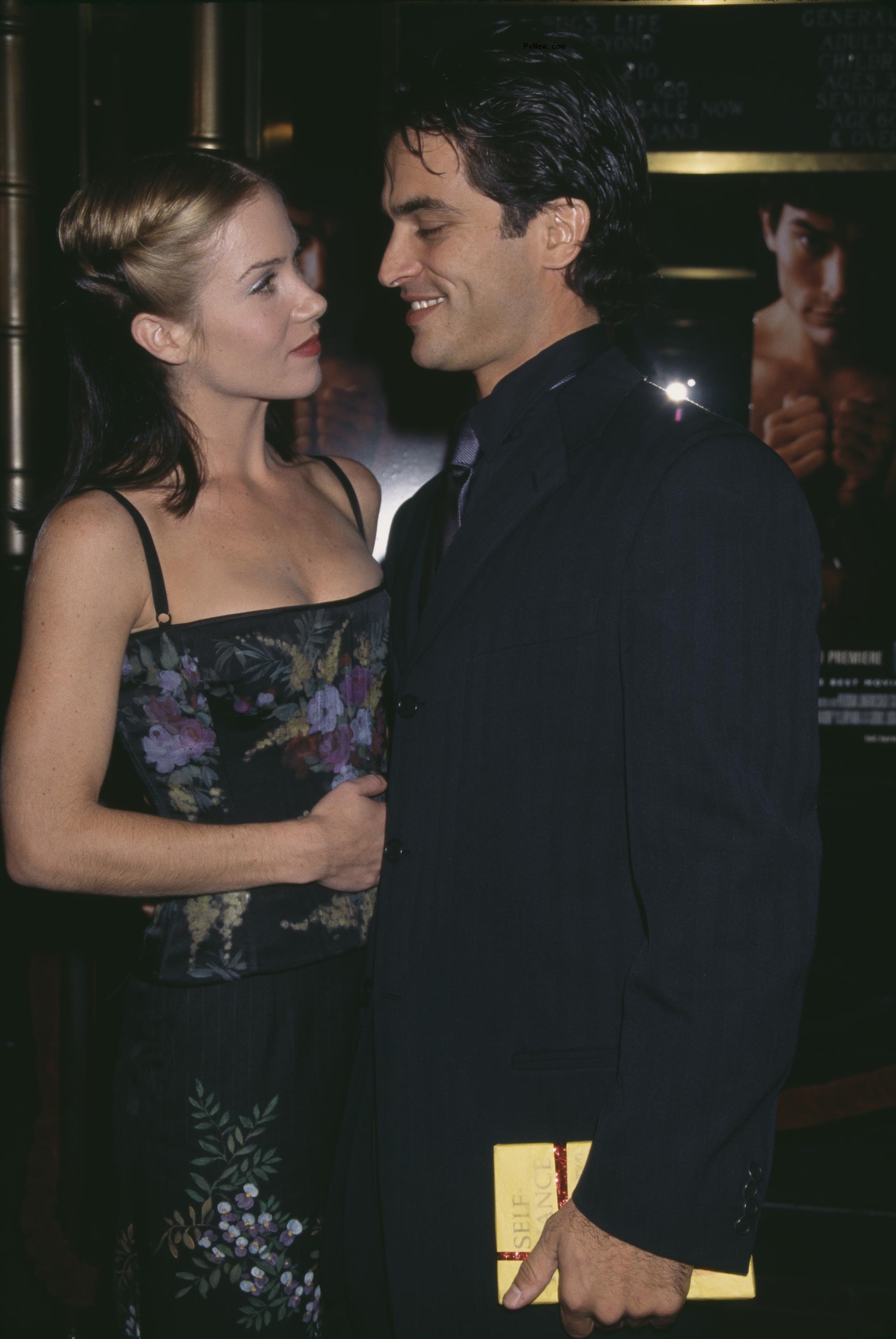Johnathon Schaech and Christina Applegate posing