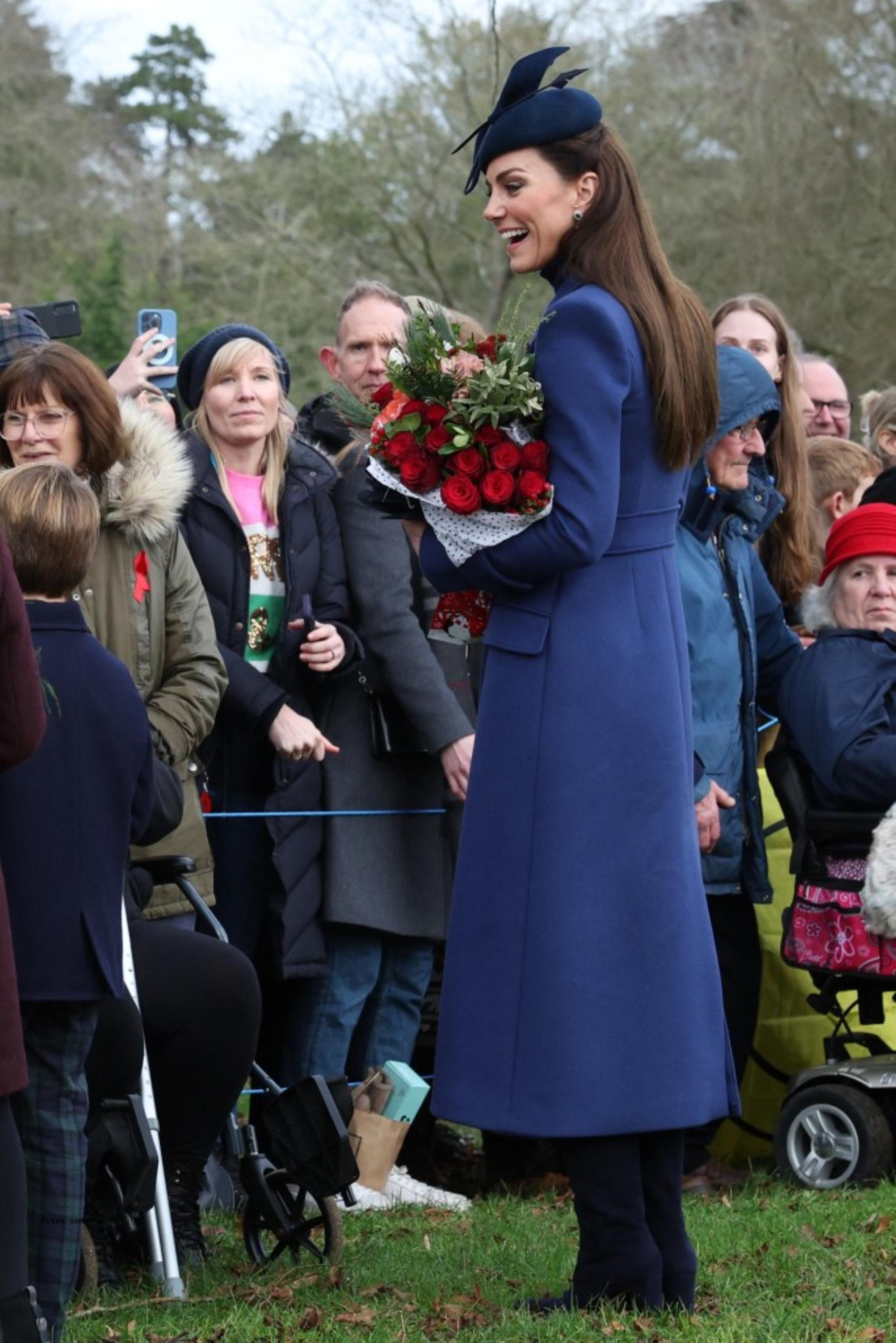 kate middleton holding a bouqet of flowers greeting citizens