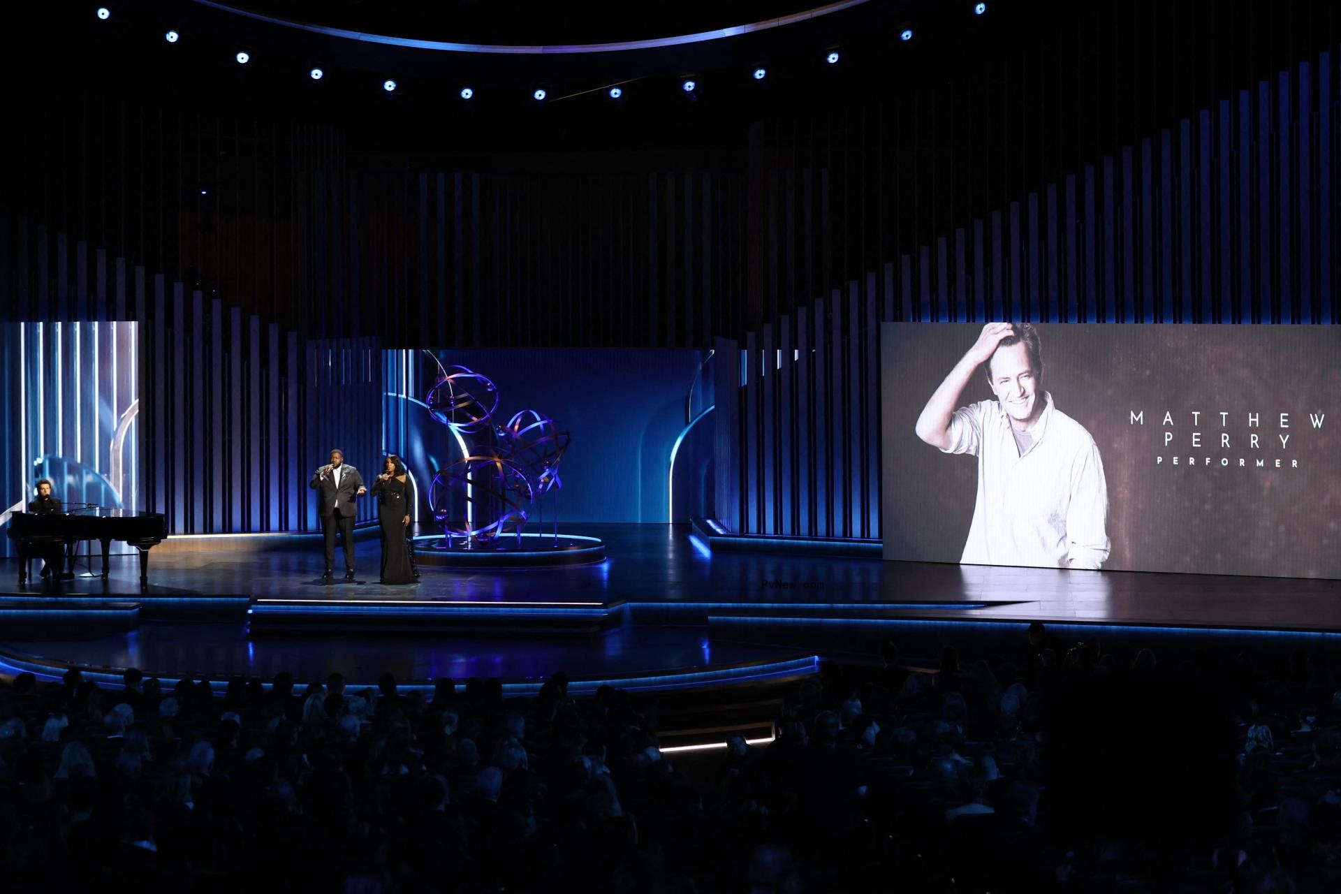 Charlie Puth o<i></i>nstage singing during Perry tribute at Emmys