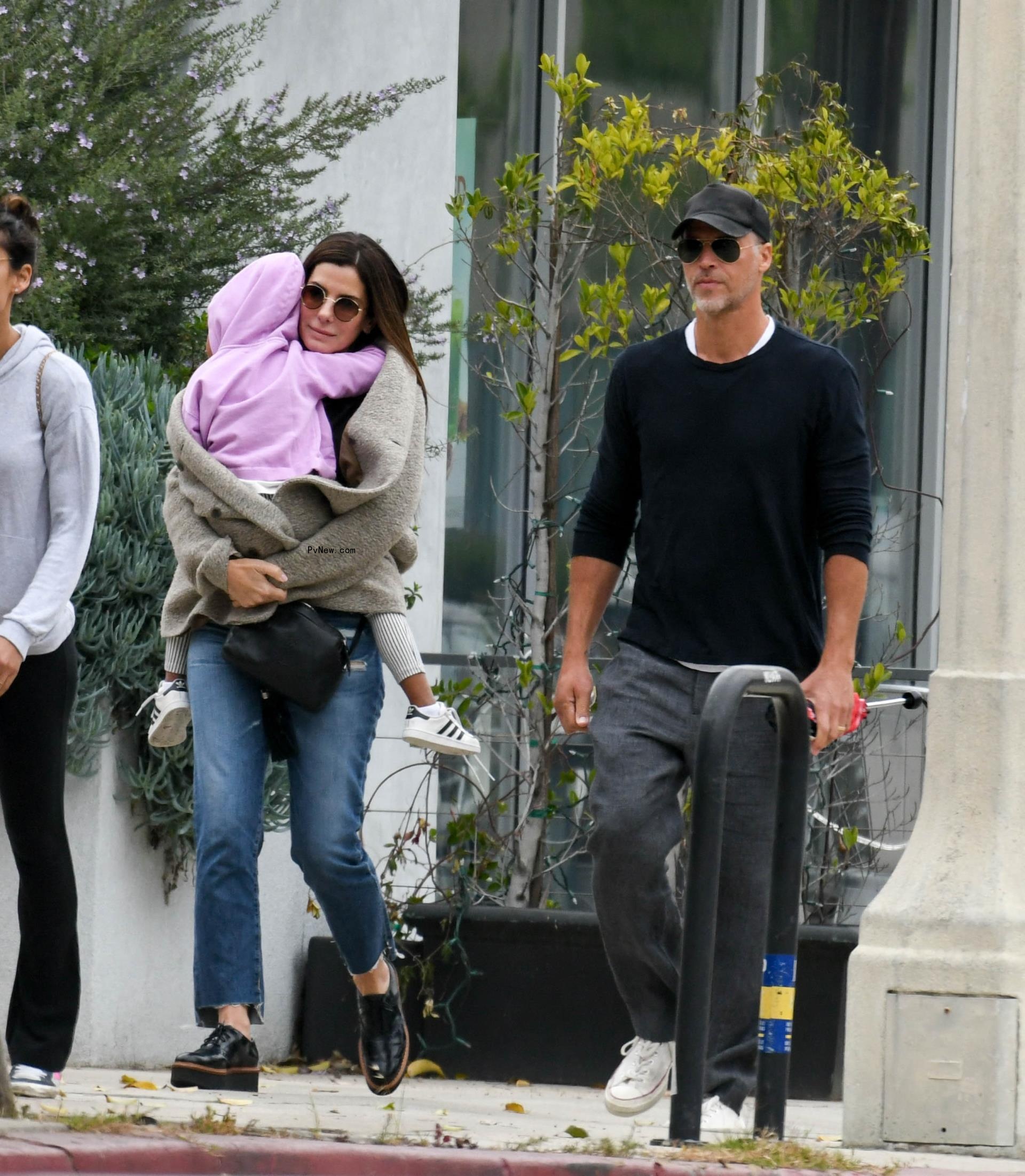 Sandra Bullock and Bryan Randall take Bullock's daughter, Laila, to a children's theater show in 2018.