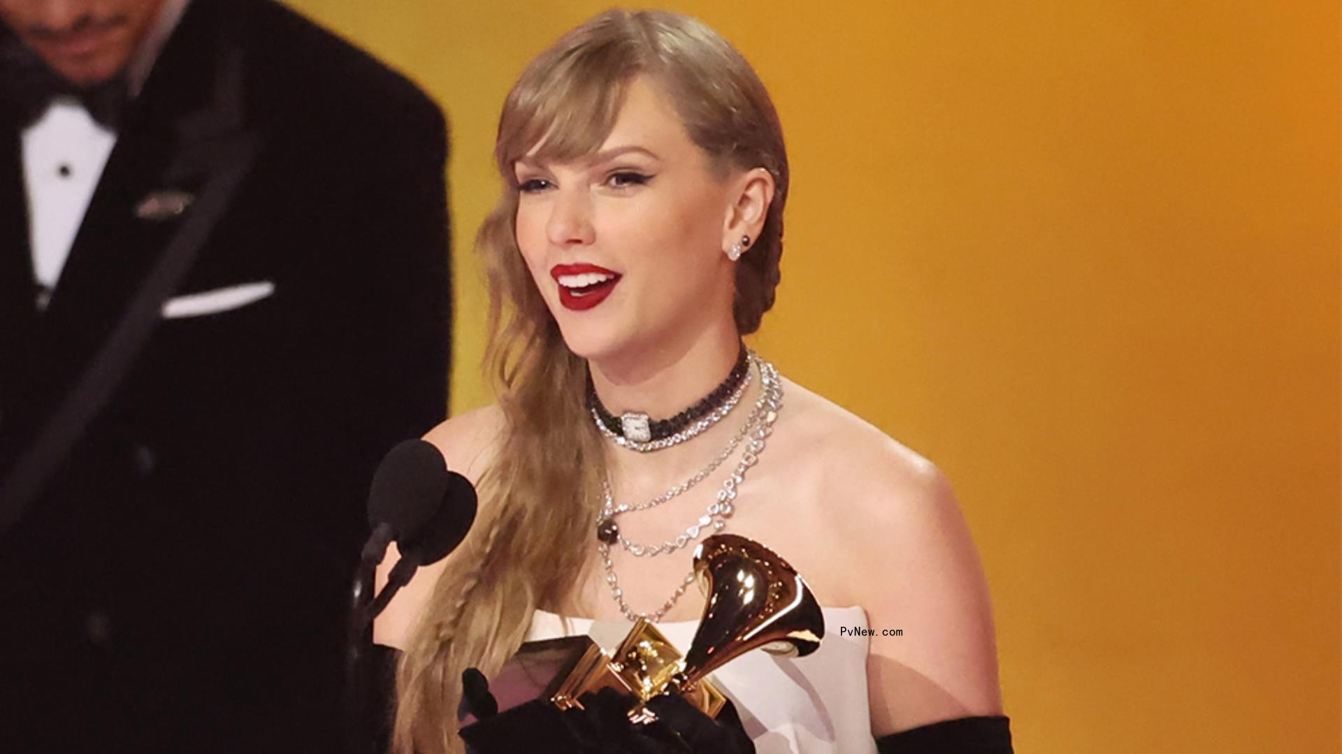 Jack Anto<i></i>noff Says Questio<i></i>ning Taylor Swift’s So<i></i>ngwriting Ability ‘Is Like Challenging Someone’s Faith in God. You Don’t Go There’