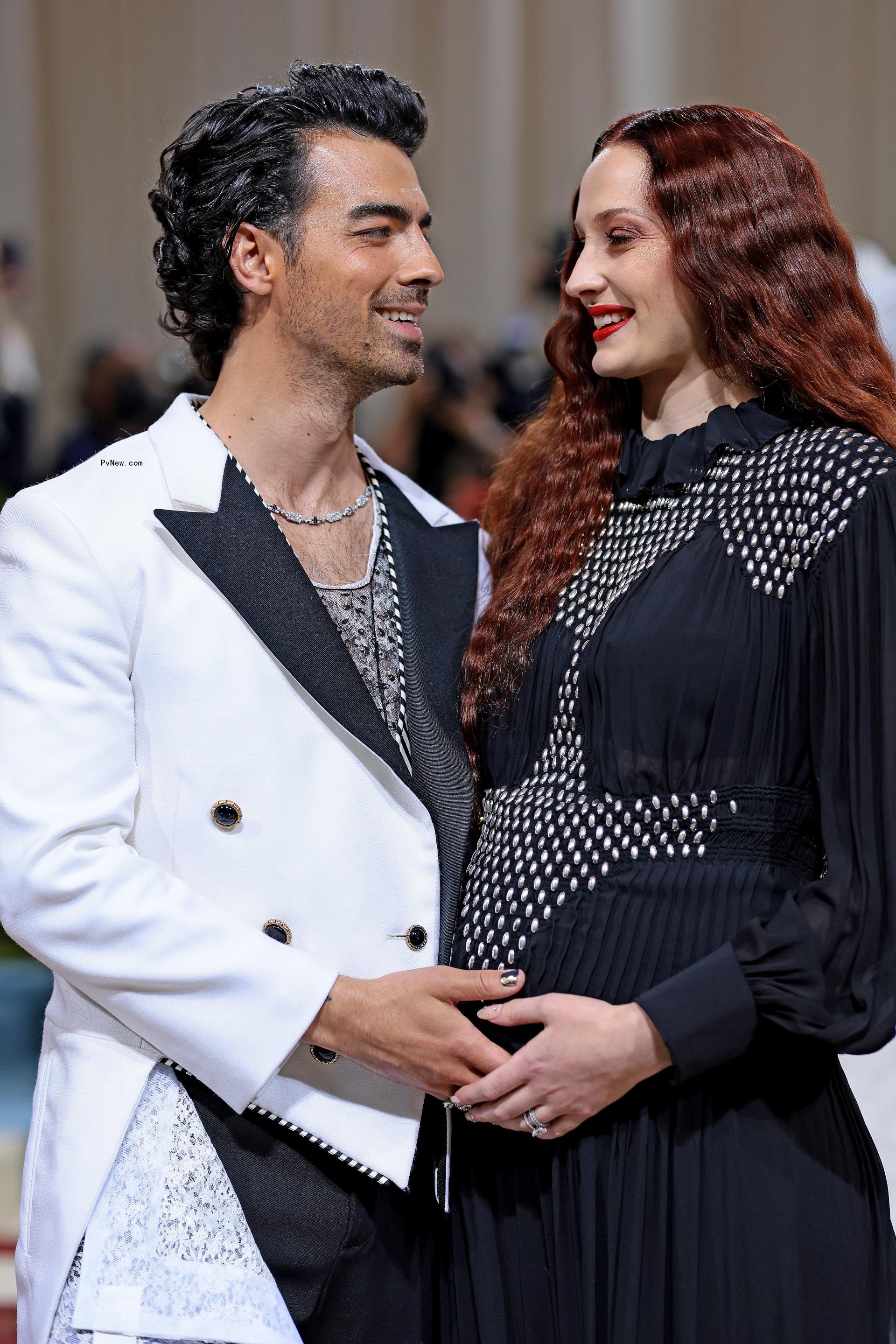 Joe Jo<i></i>nas and Sophie Turner at the 2022 Met Gala.
