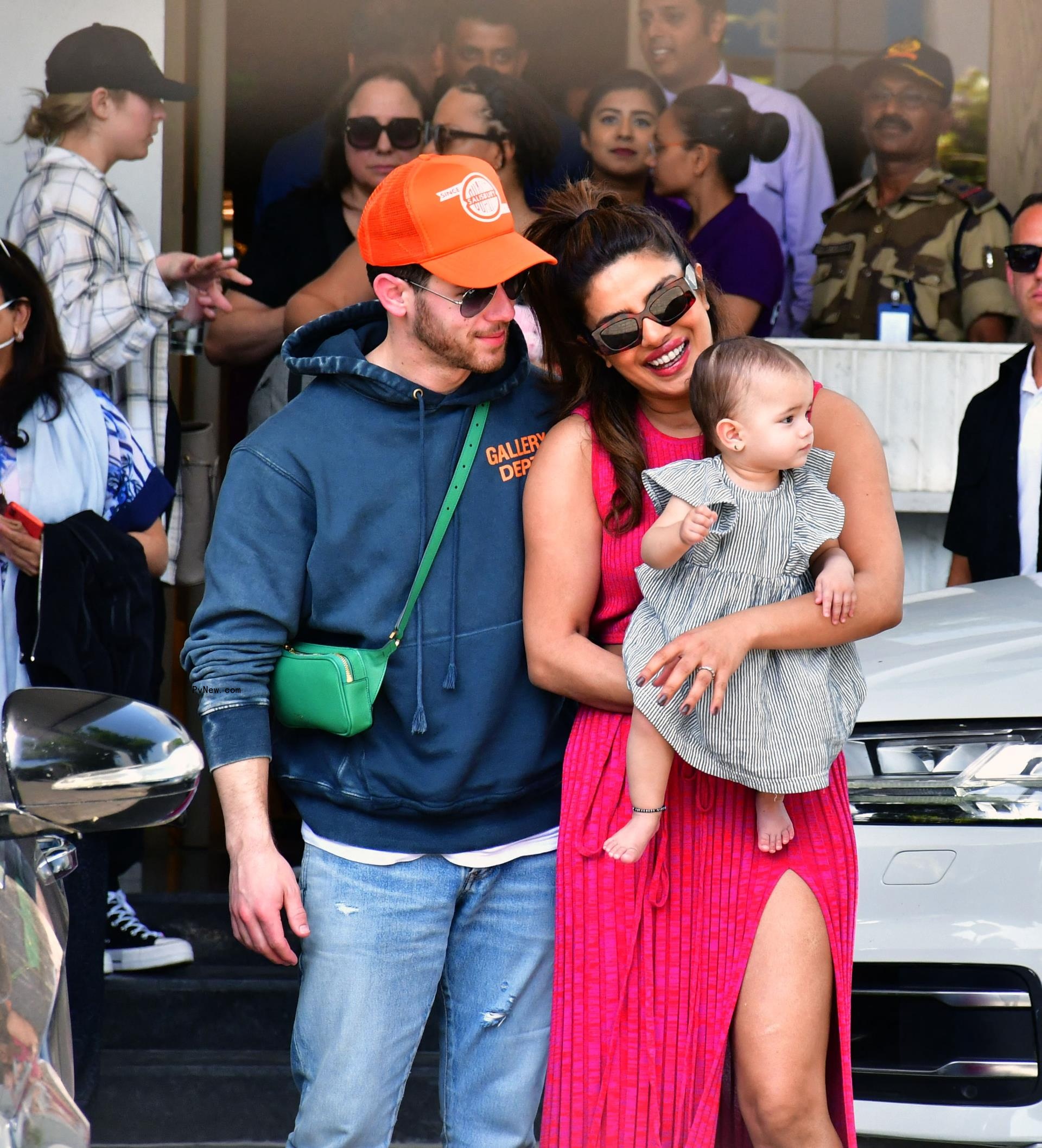  Priyanka Chopra and Nick Jo<i></i>nas with daughter
