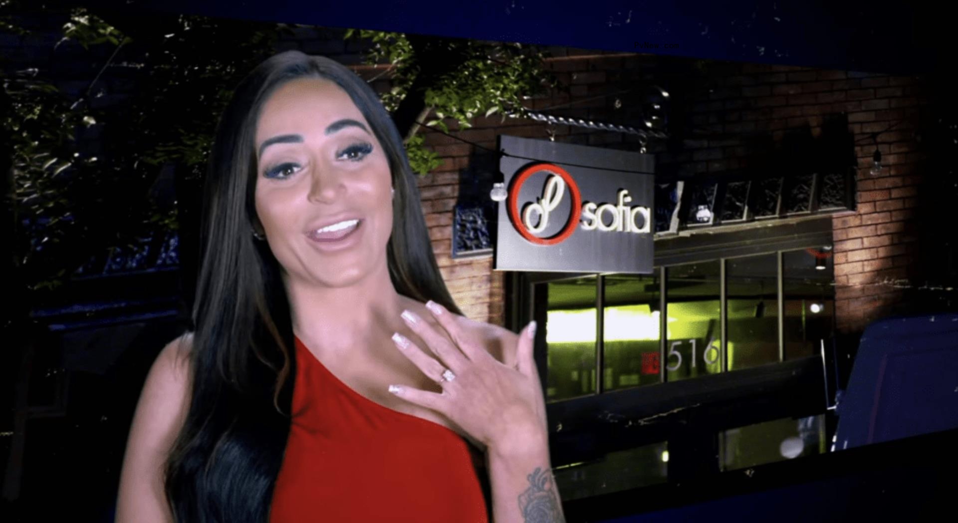 angelina pivarnick showing her engagement ring
