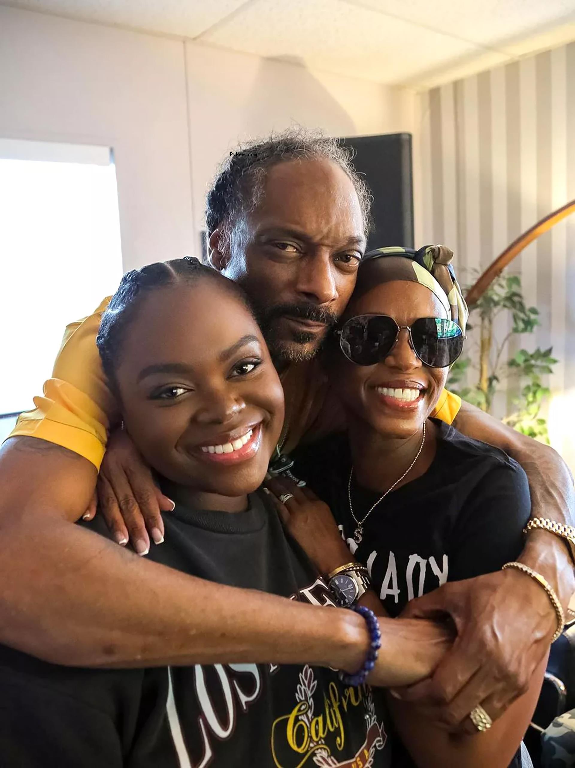 Snoop Dogg with his wife and daughter.