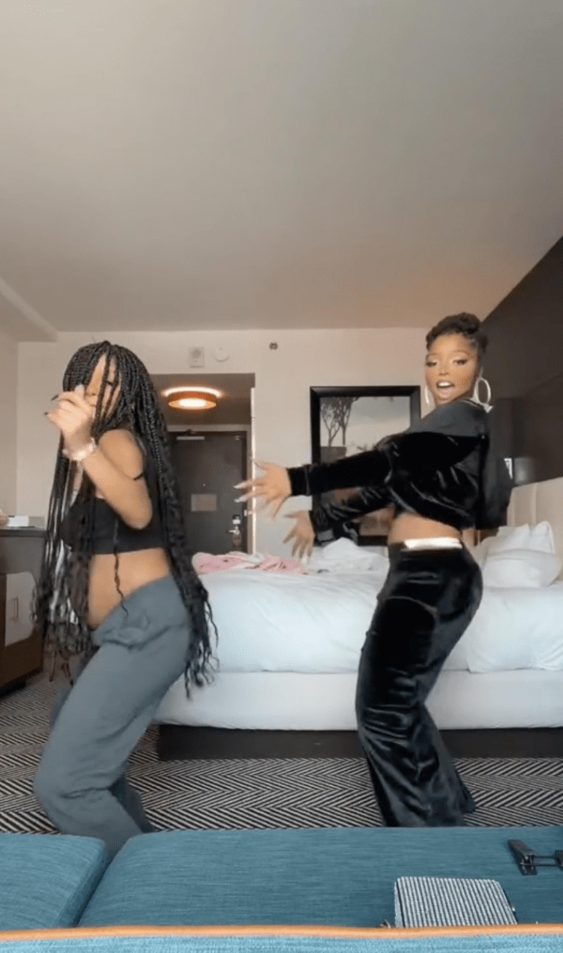 Pregnant Halle Bailey and sister Chlöe dancing 
