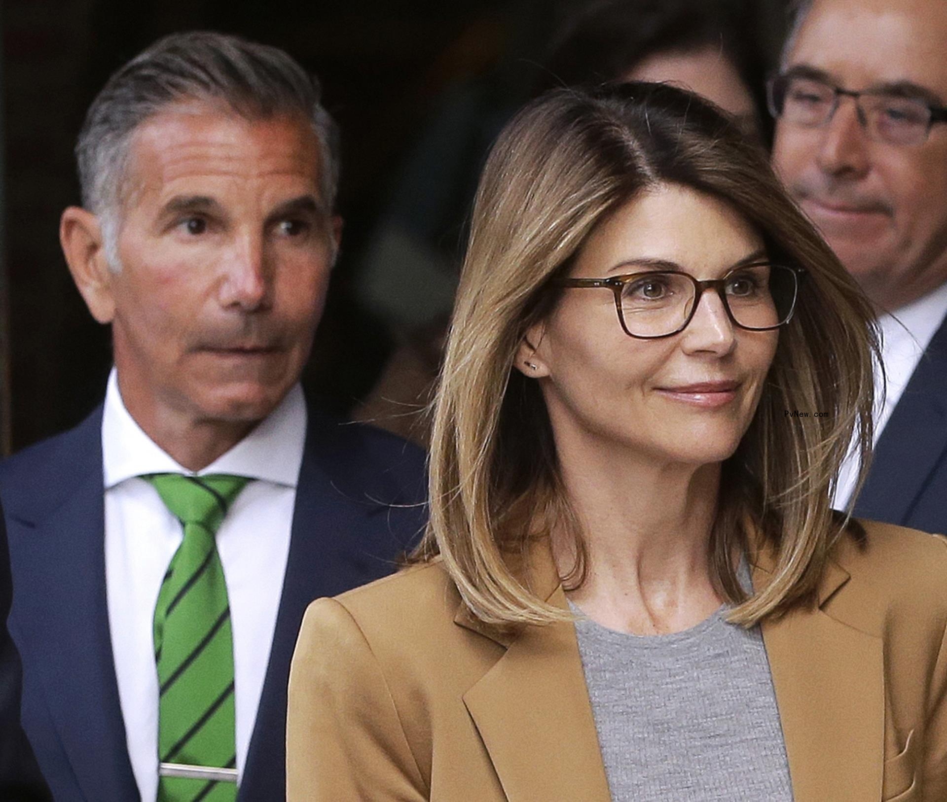 Olivia Jade (L) and Lori Loughlin 