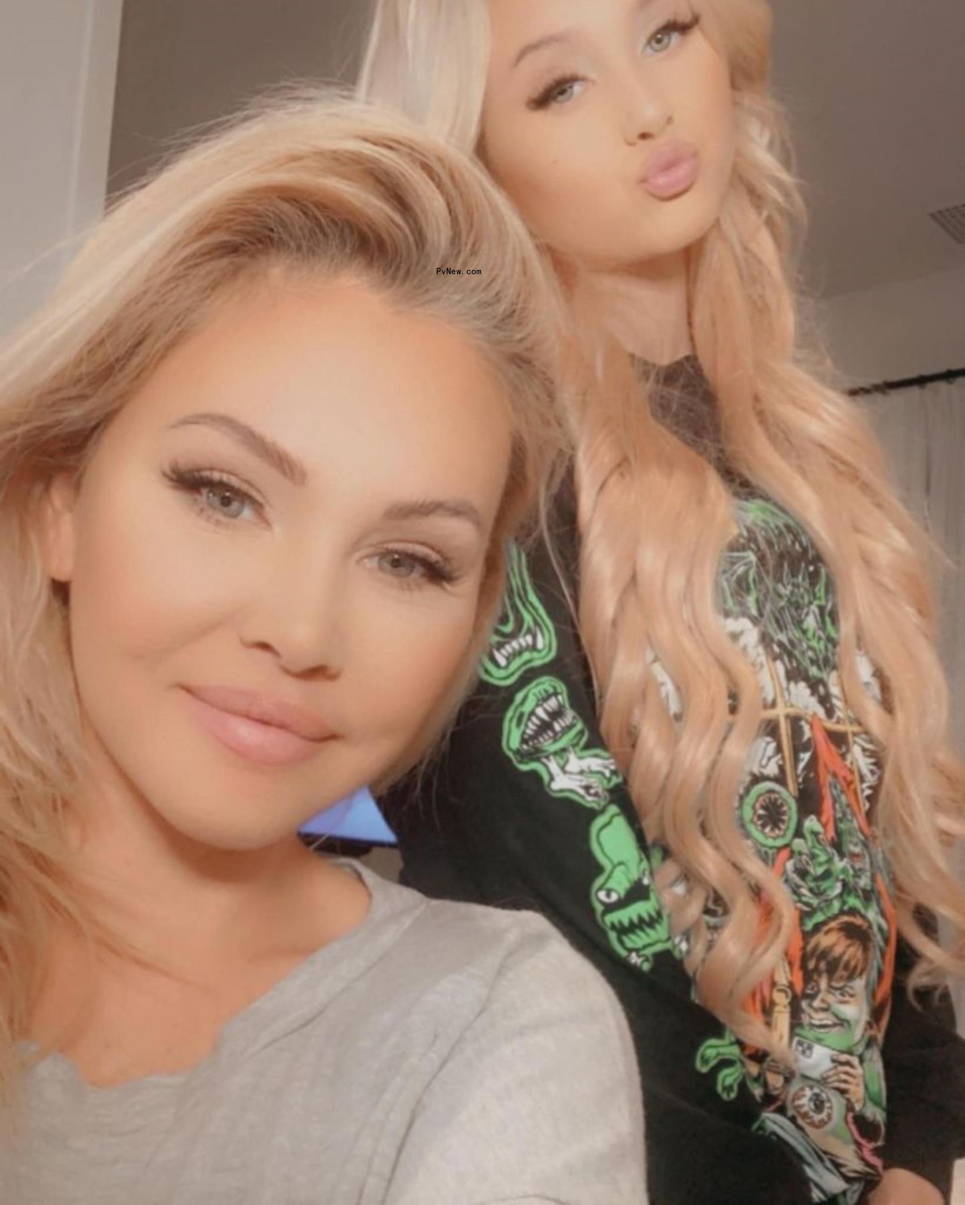 Shanna Moakler and her daughter Alabama smiling. 