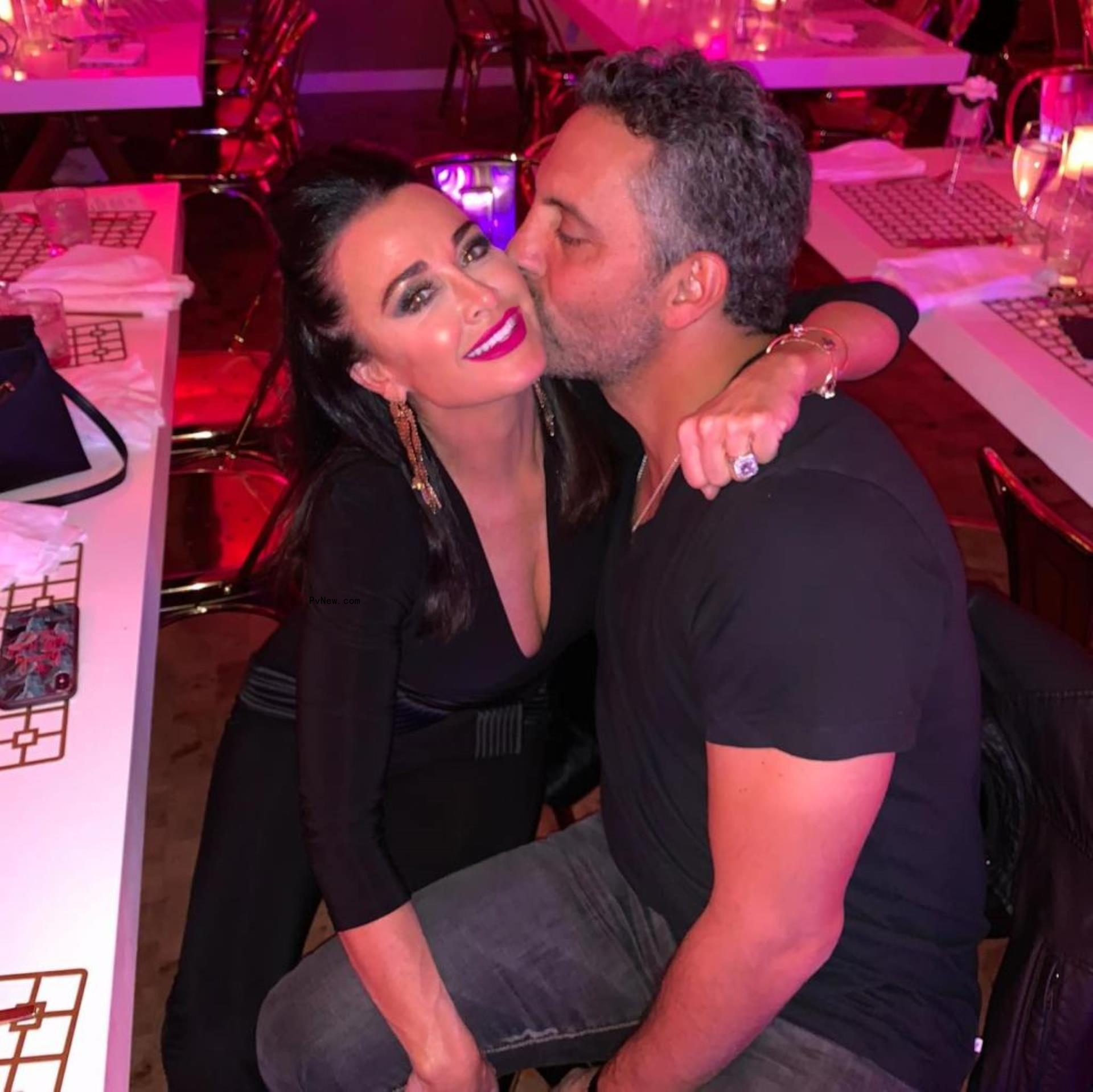 Kyle Richards and Mauricio Umansky kiss