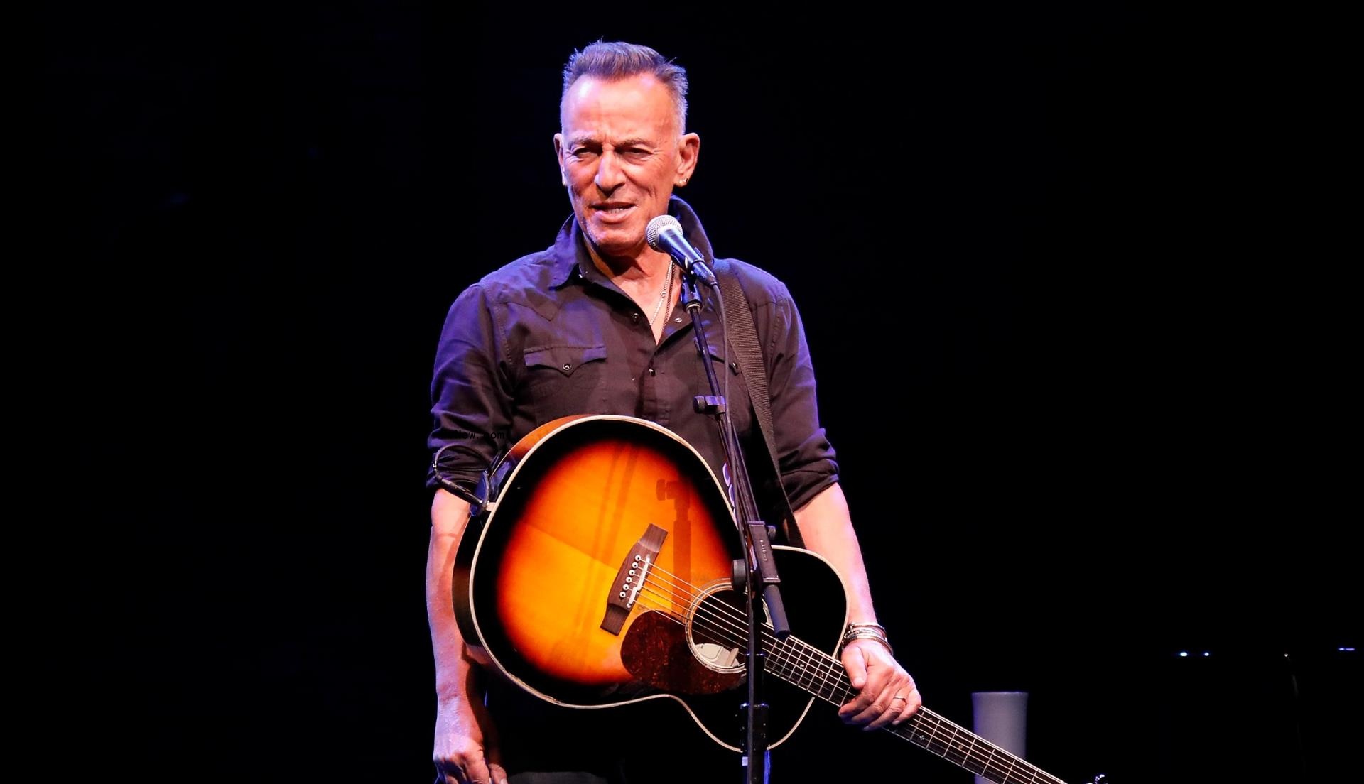 Bruce Springsteen Is Ill, Postpo<i></i>nes Two Tour Dates