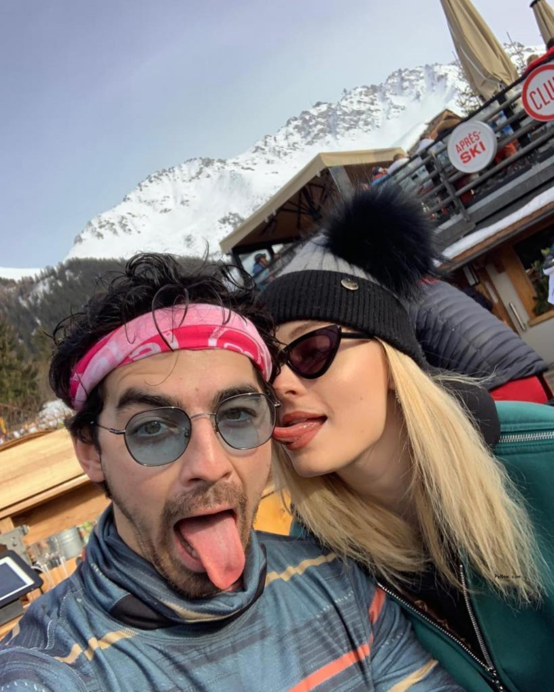 Joe Jo<i></i>nas and Sophie Turner