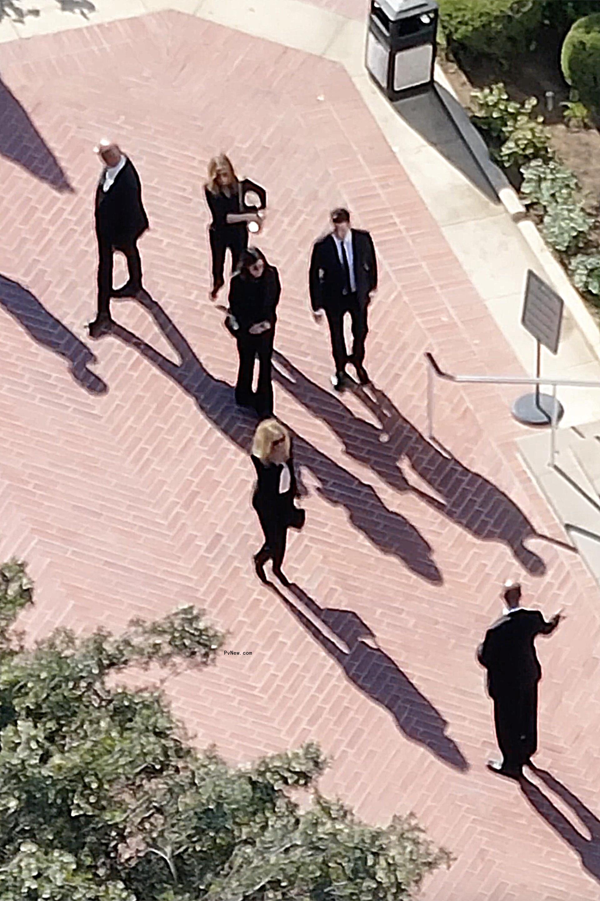 Jennifer Aniston, Courteney Cox, David Schwimmer and Lisa Kudrow walking into a cemetery.