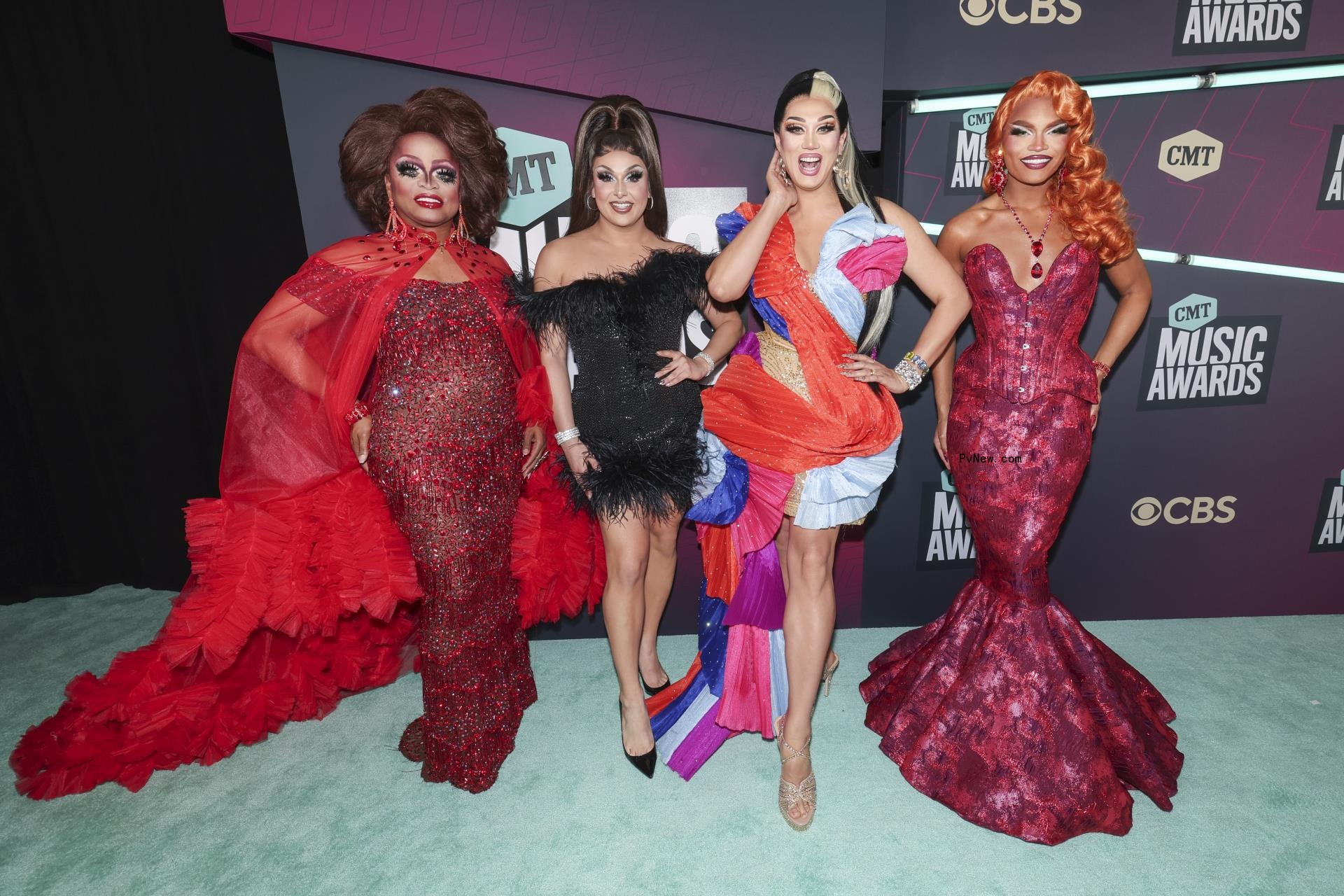 Kelsea Ballerini’s Performance With ‘RuPaul’s Drag Race’ Queens at CMT Awards Playfully Flouts Wave of Anti-Drag Laws