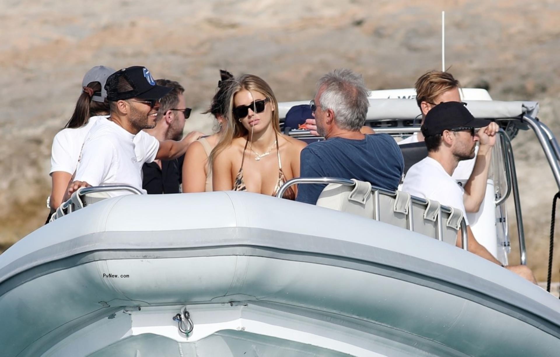 Leo<i></i>nardo DiCaprio with his entourage.