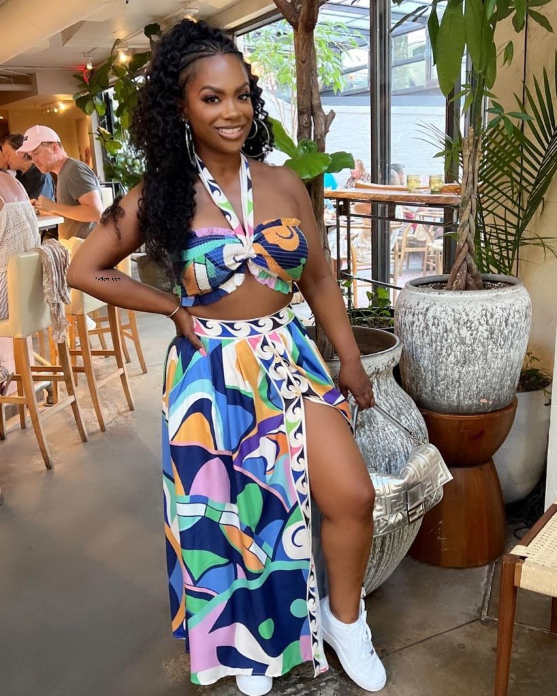 kandi burruss posing with her leg popped out