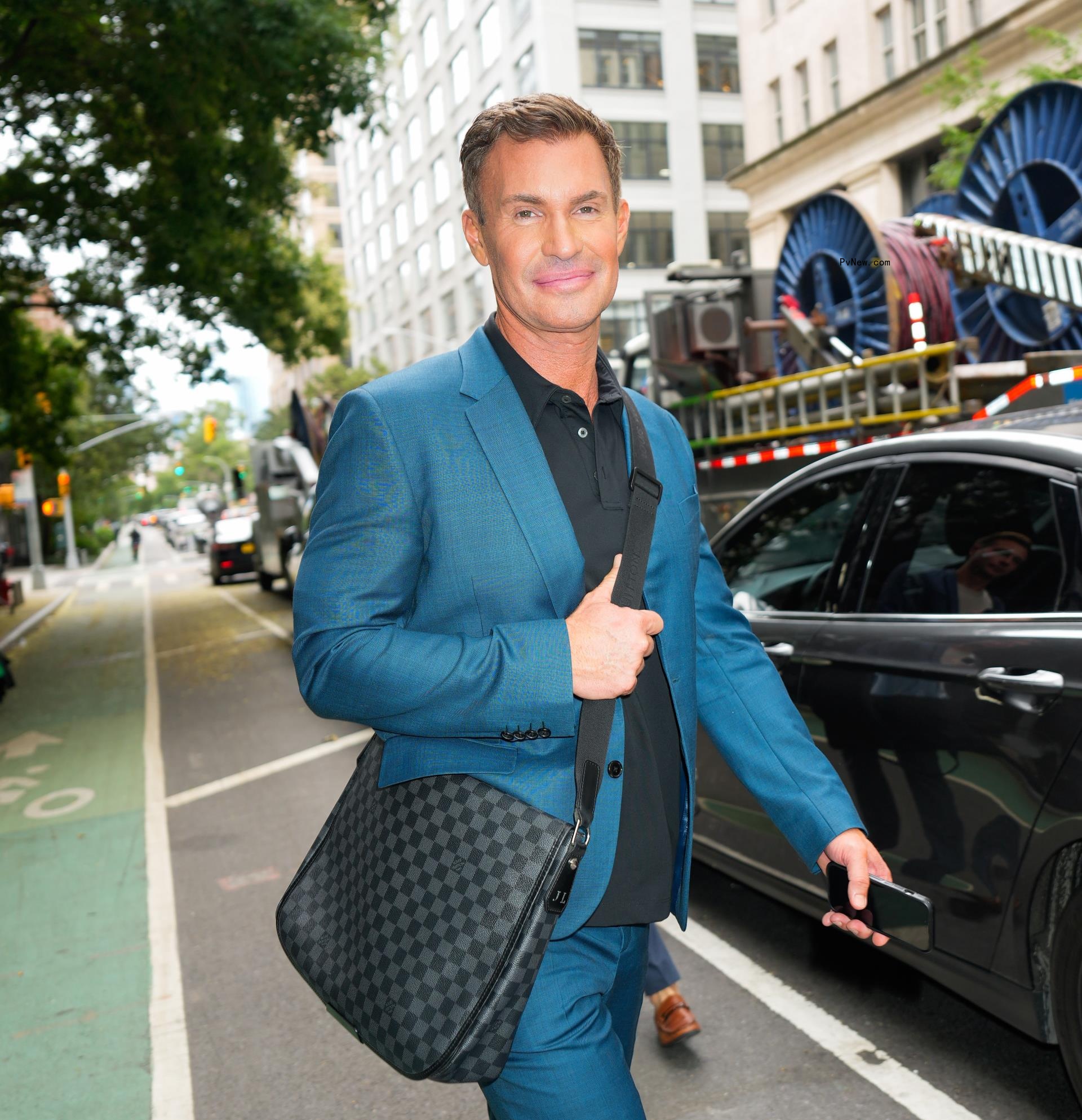 Jeff Lewis giving a thumbs up.