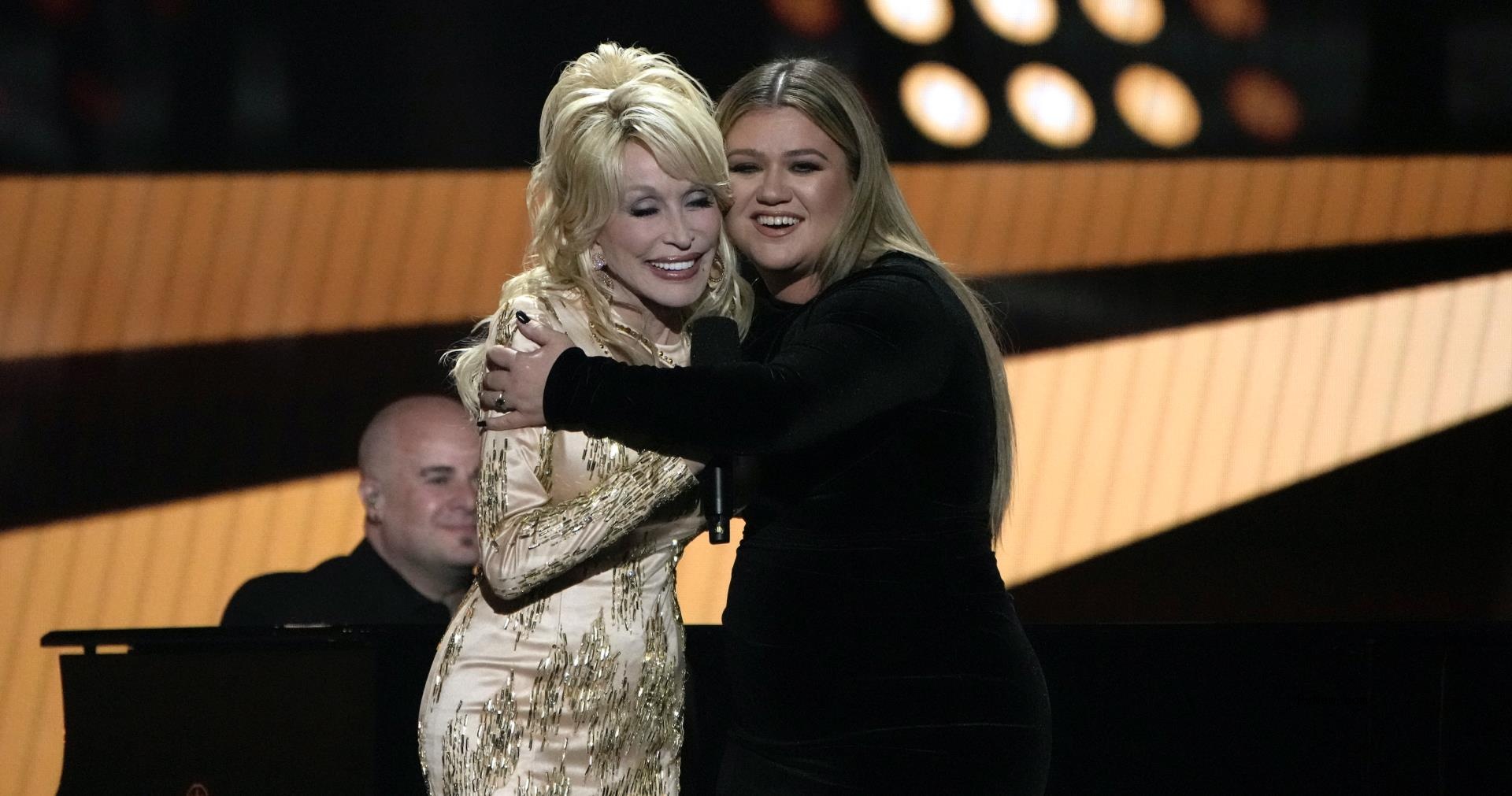 Kelly Clarkson Ho<i></i>nors Dolly Parton With ‘I Will Always Love You’ Performance at ACM Awards