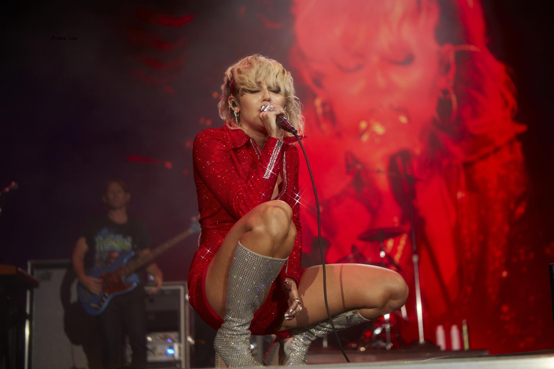 Miley Cyrus’ Plane Struck by Lightning, Forced to Make Emergency Landing Ahead of Concert