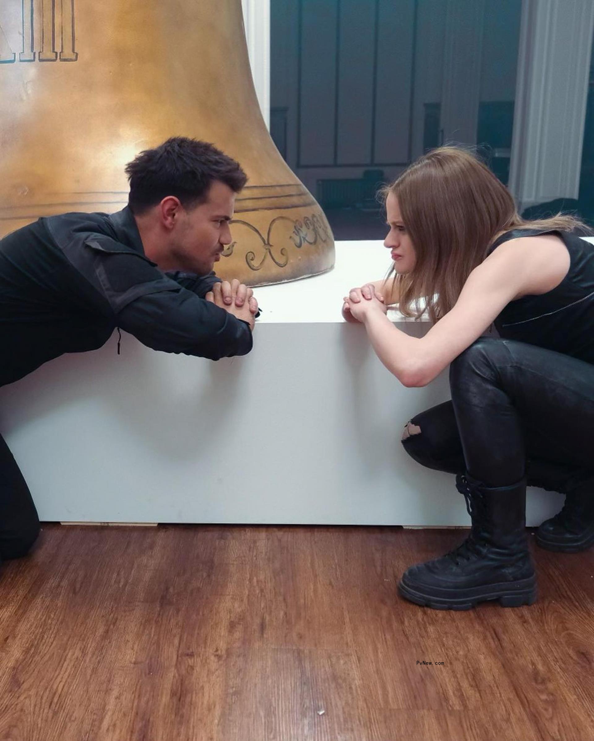 Joey King and Taylor Lautner