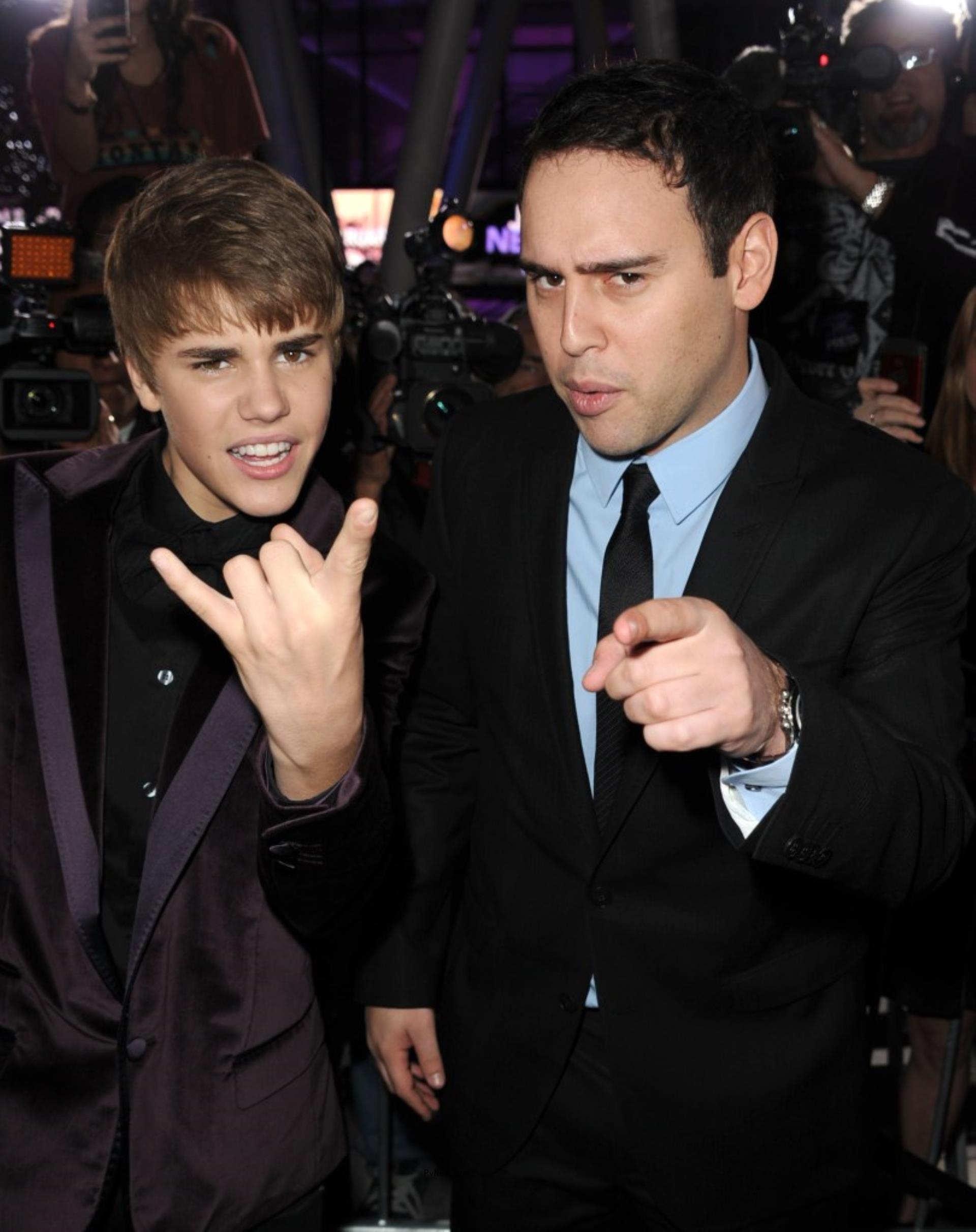 A photo of Scooter Braun and Justin Bieber