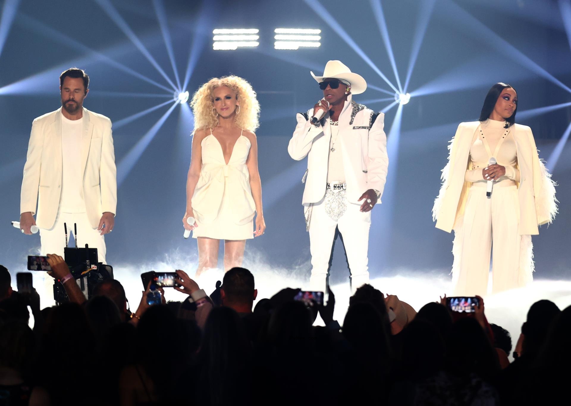 CMT Awards Like Jason Aldean and Carrie Underwood’s Duet Style; Miranda Lambert, Cody Johnson Also Claim Honors