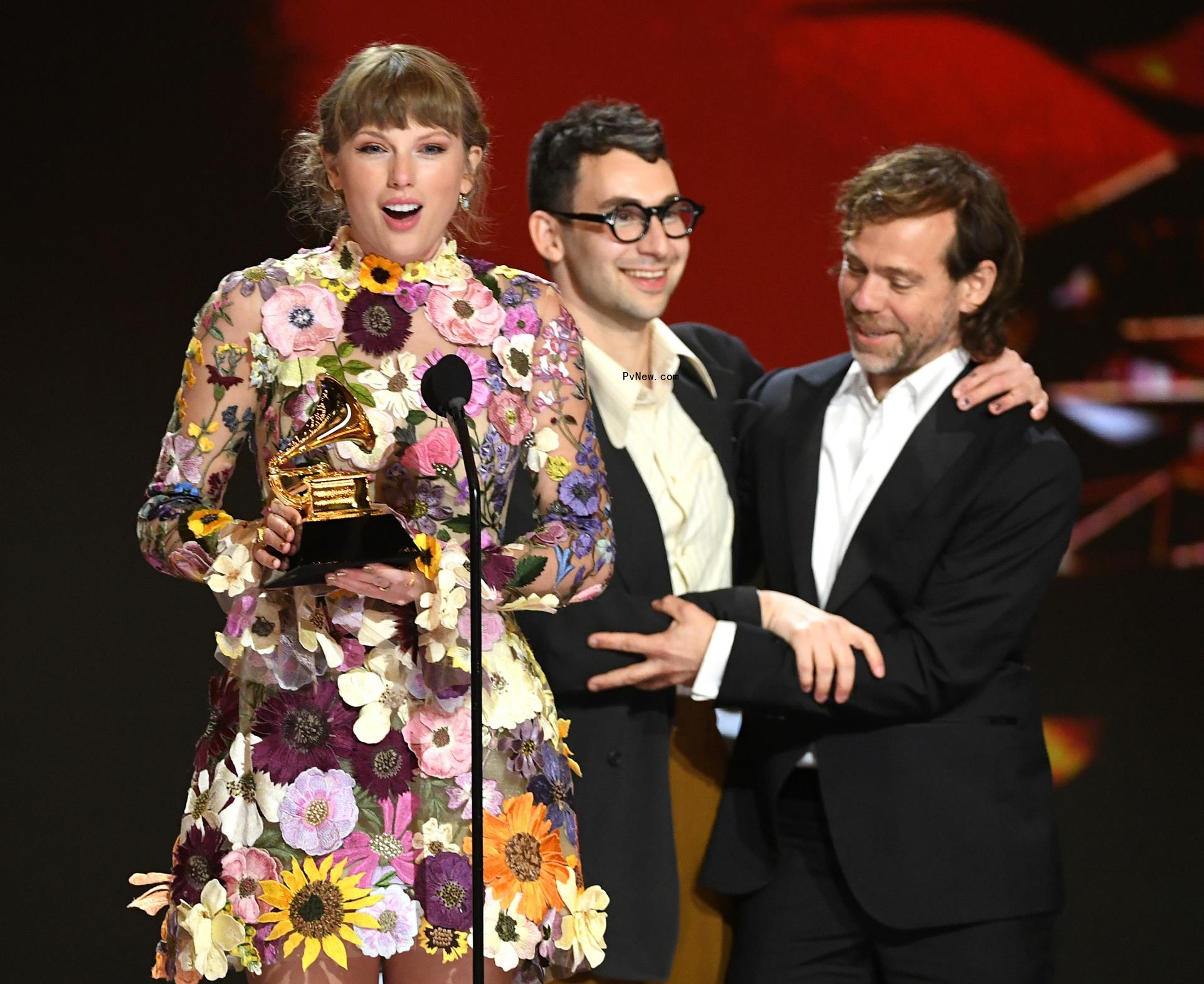 Jack Anto<i></i>noff and Taylor Swift 