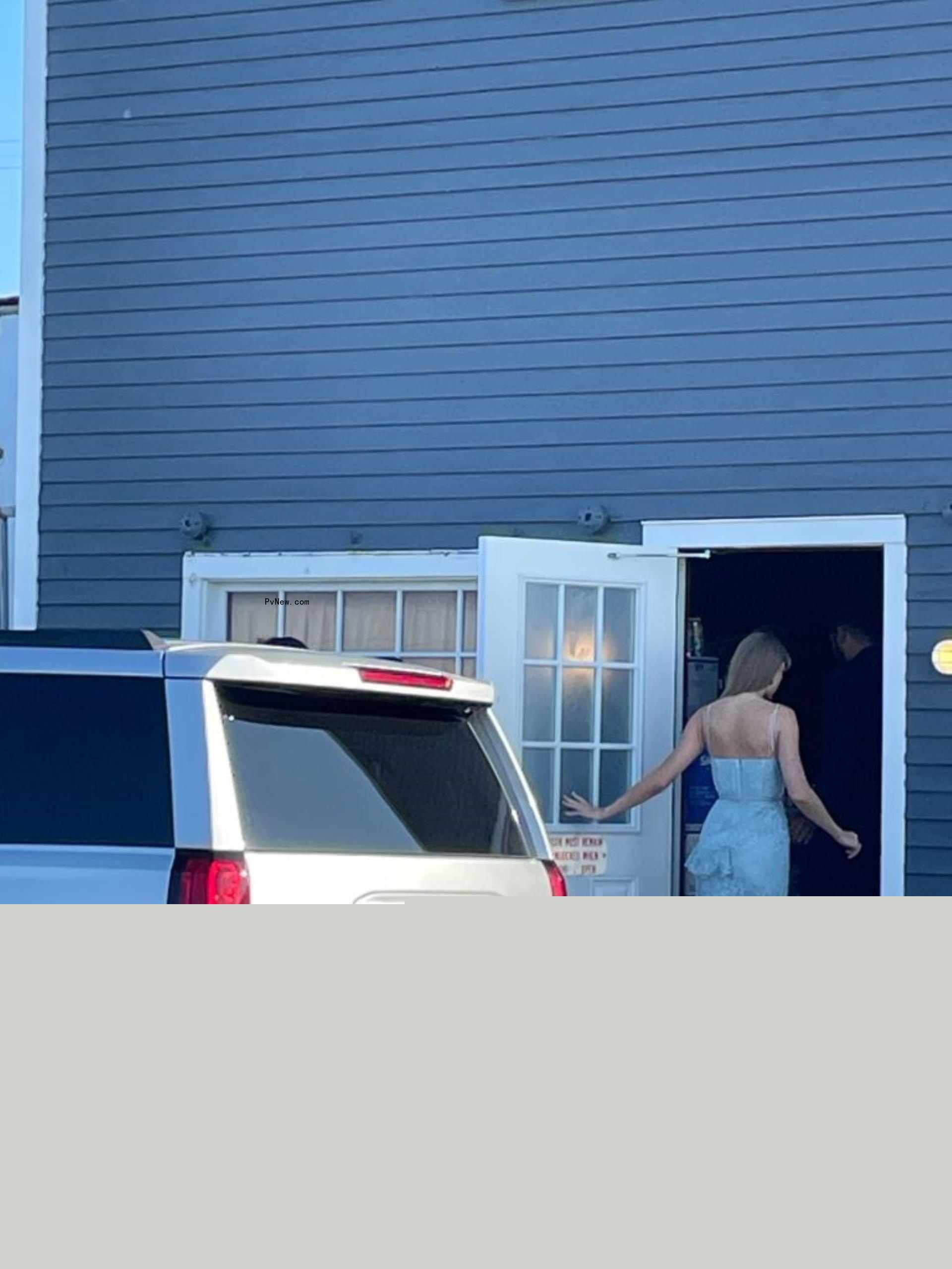 Taylor Swift entering building