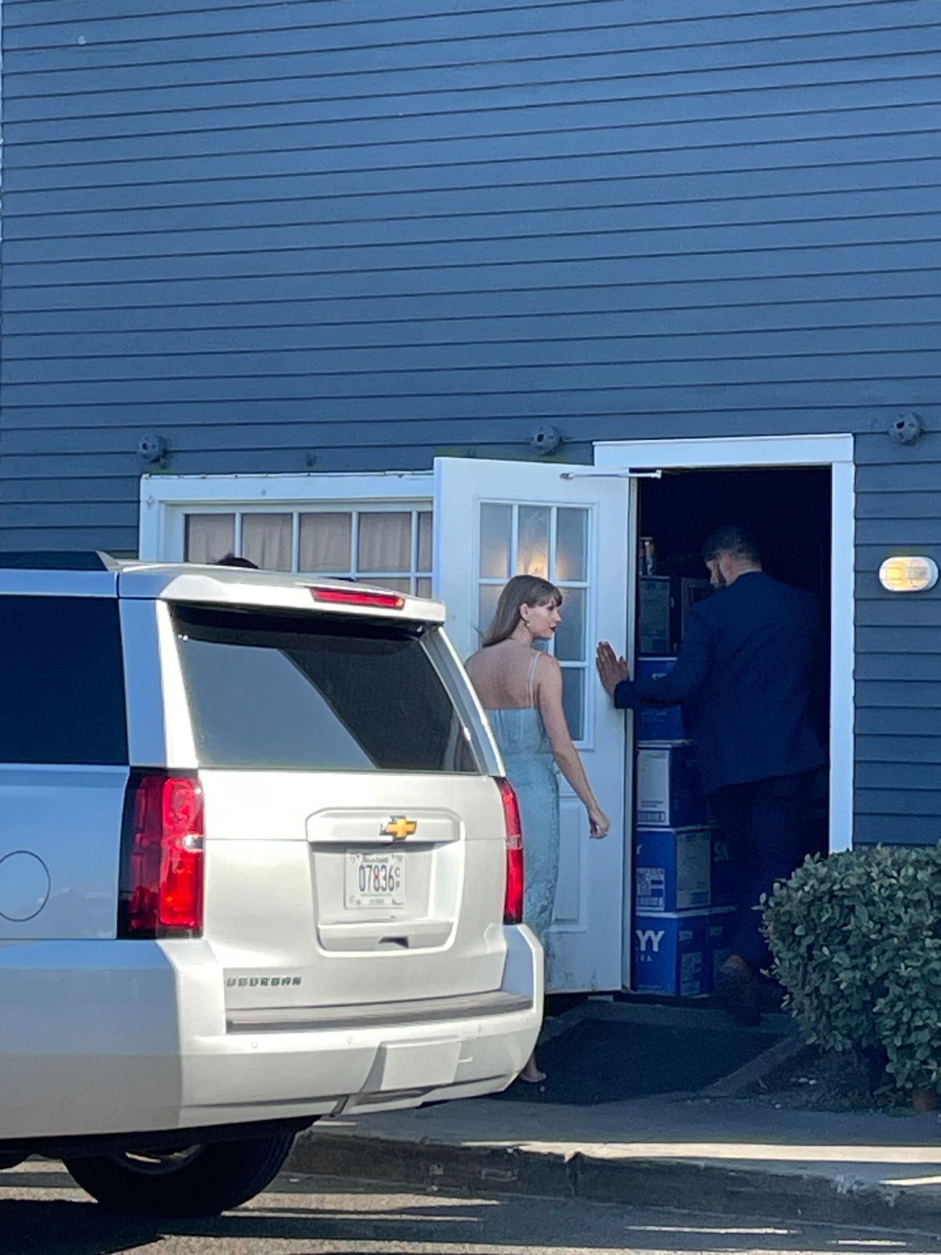 Taylor Swift arrives at Jack Anto<i></i>noff wedding