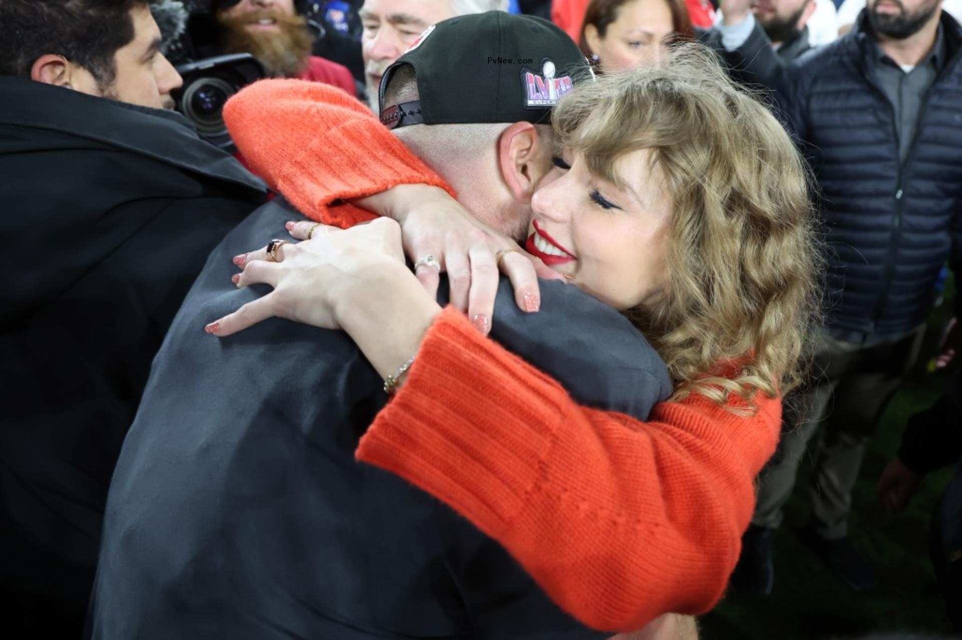 taylor swift and travis kelce hugging after chiefs ravens game