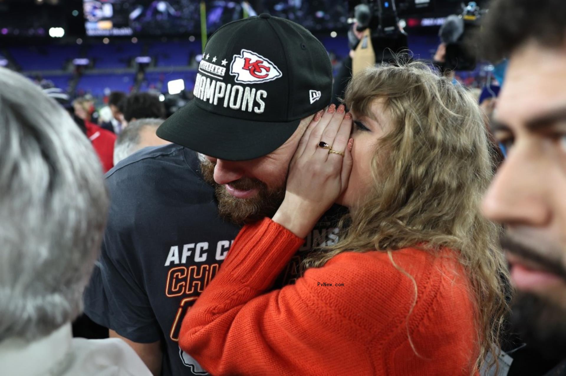 taylor swift and travis kelce talking at chiefs ravens game