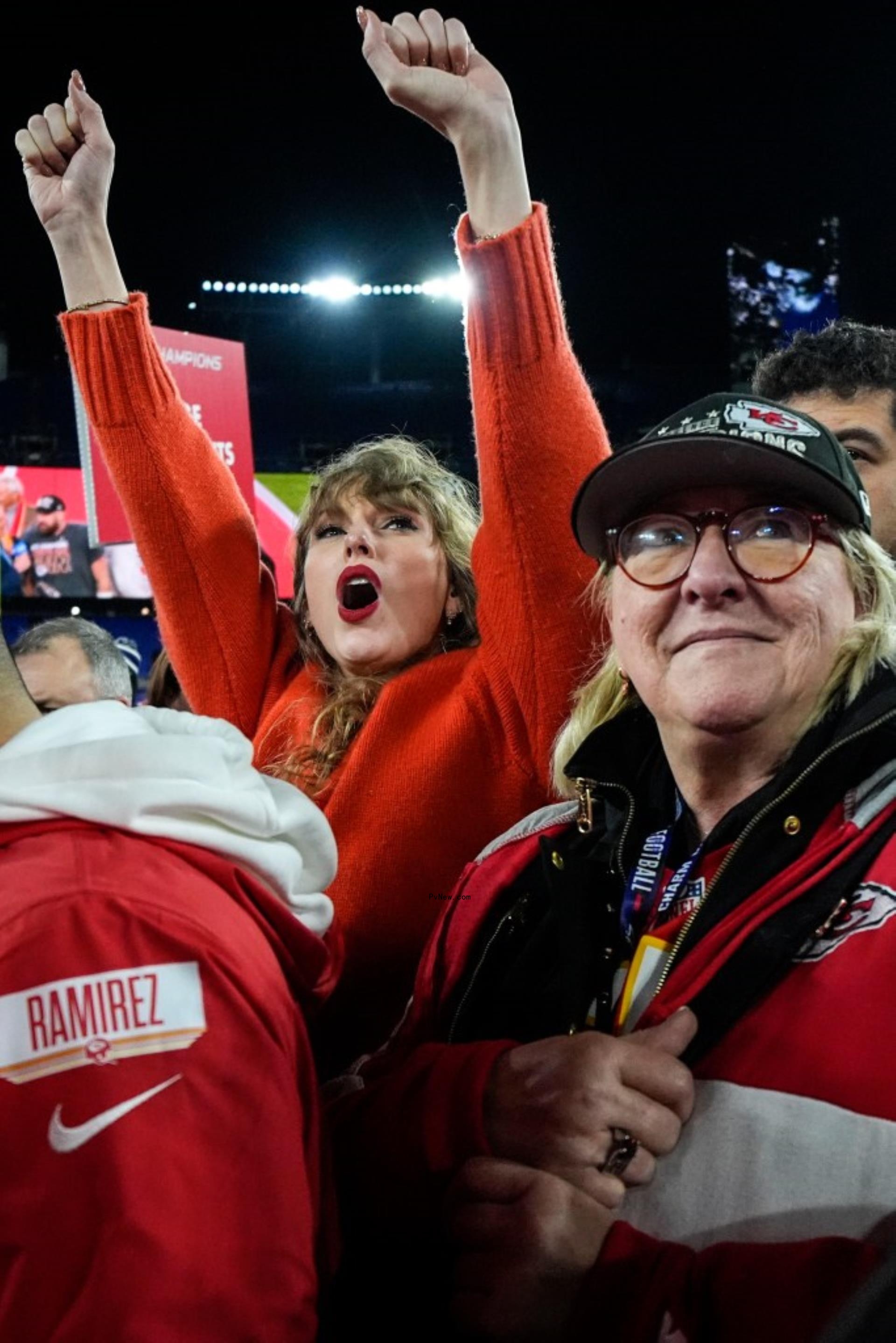 Taylor Swift, left, and Do<i></i>nna Kelce 