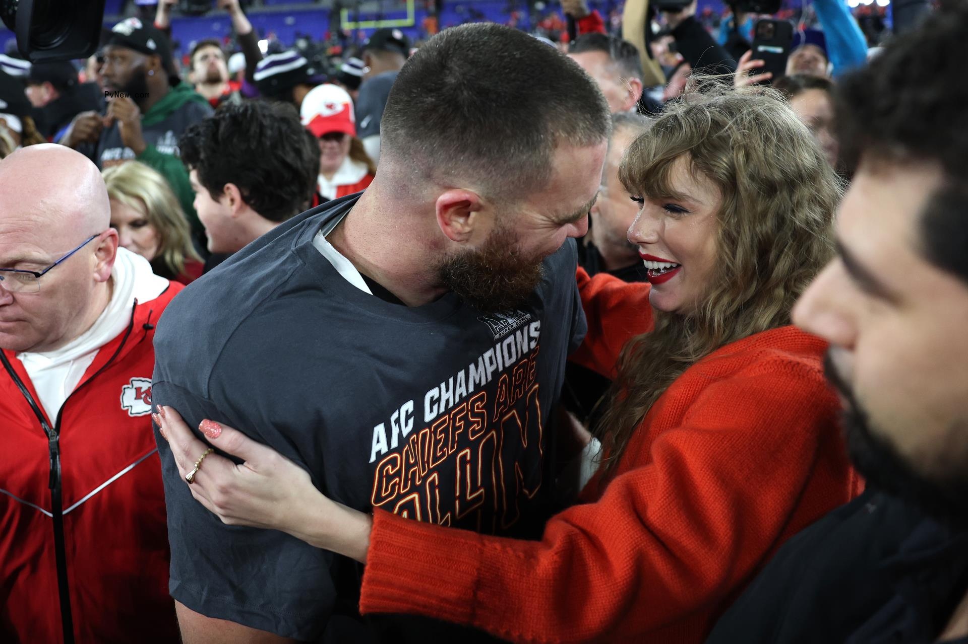 taylor swift and travis kelce kissing at chiefs ravens game