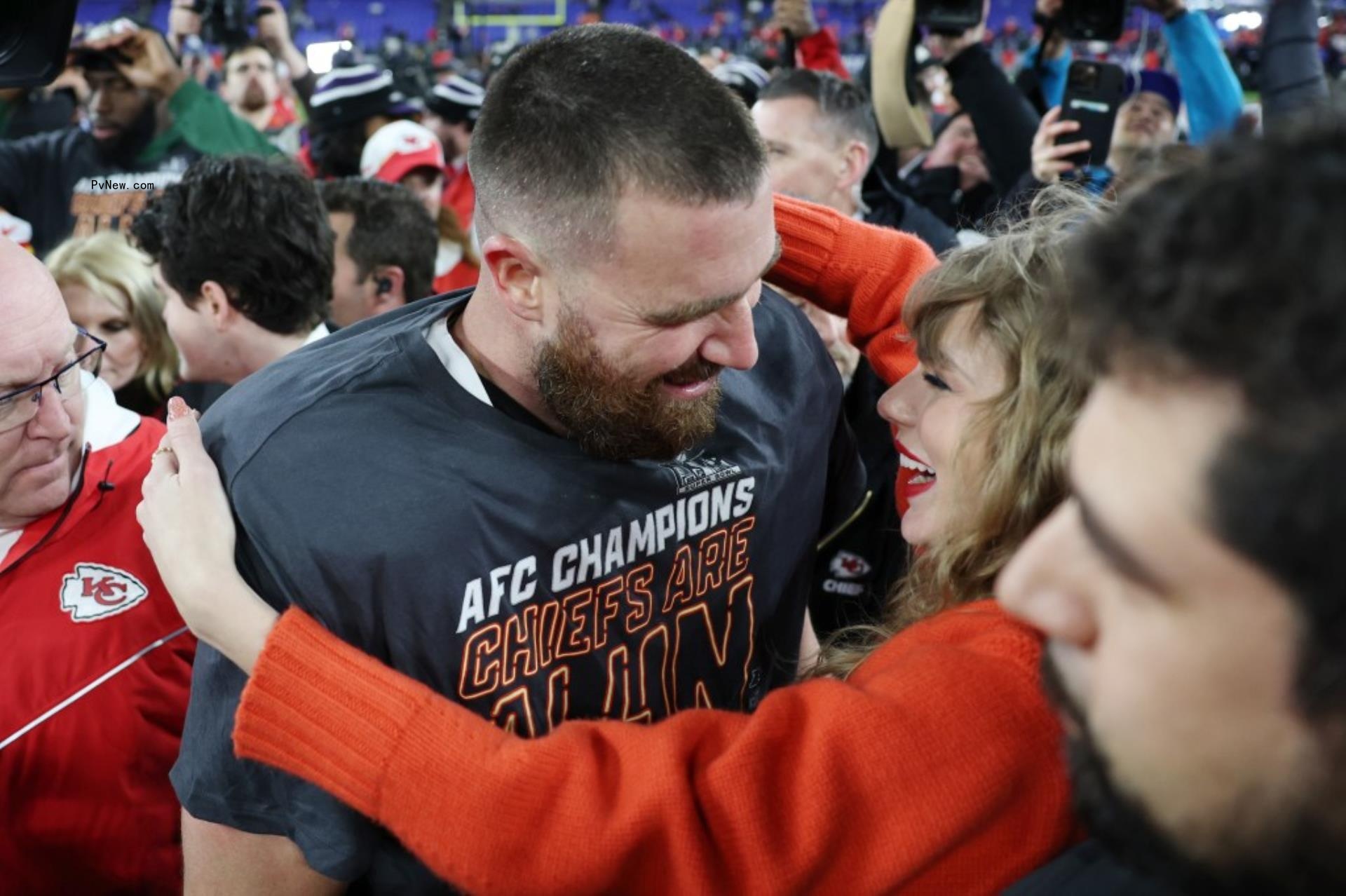 taylor swift and travis kelce hugging at chiefs ravens game