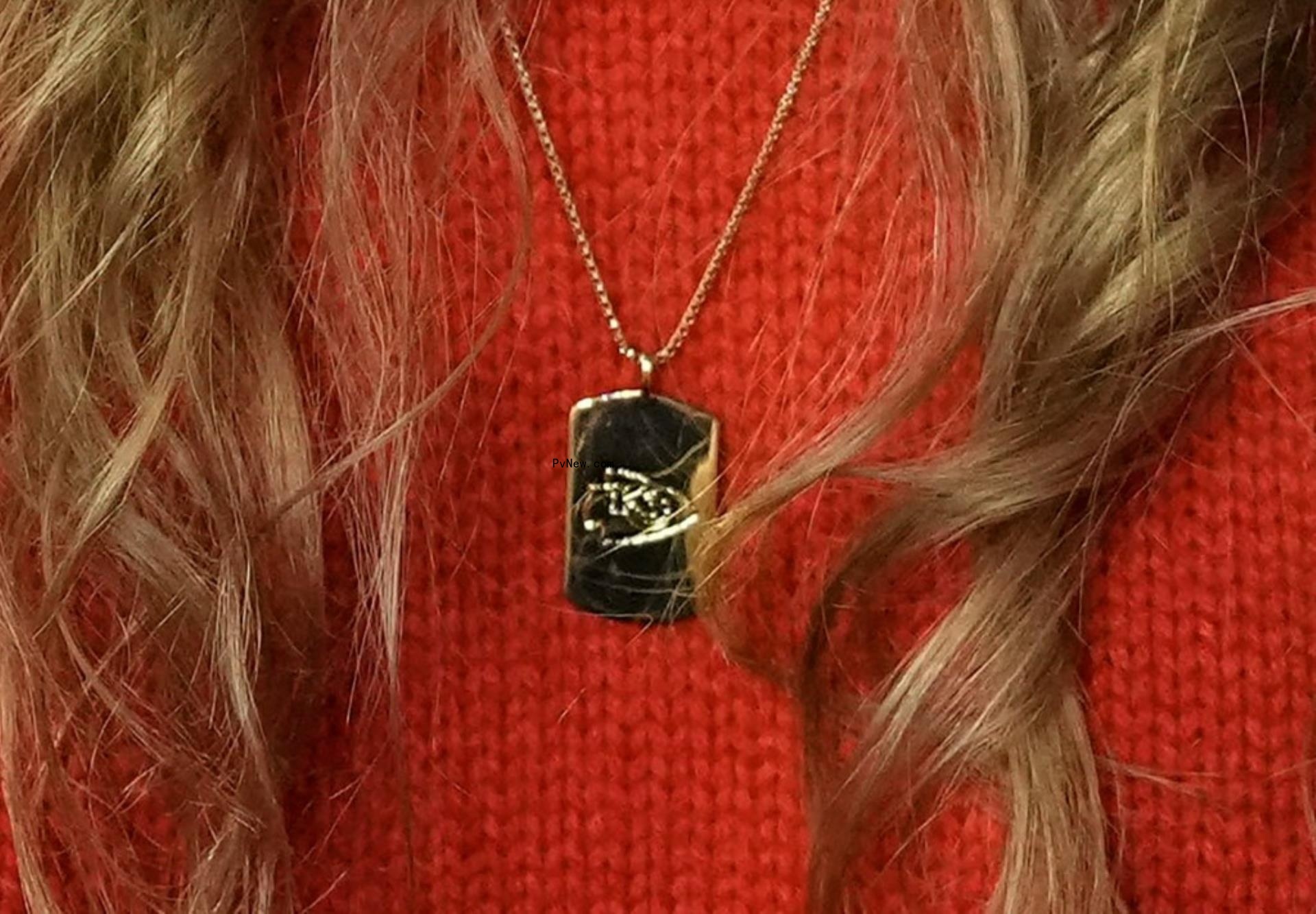 taylor swift travis kelce chiefs necklace