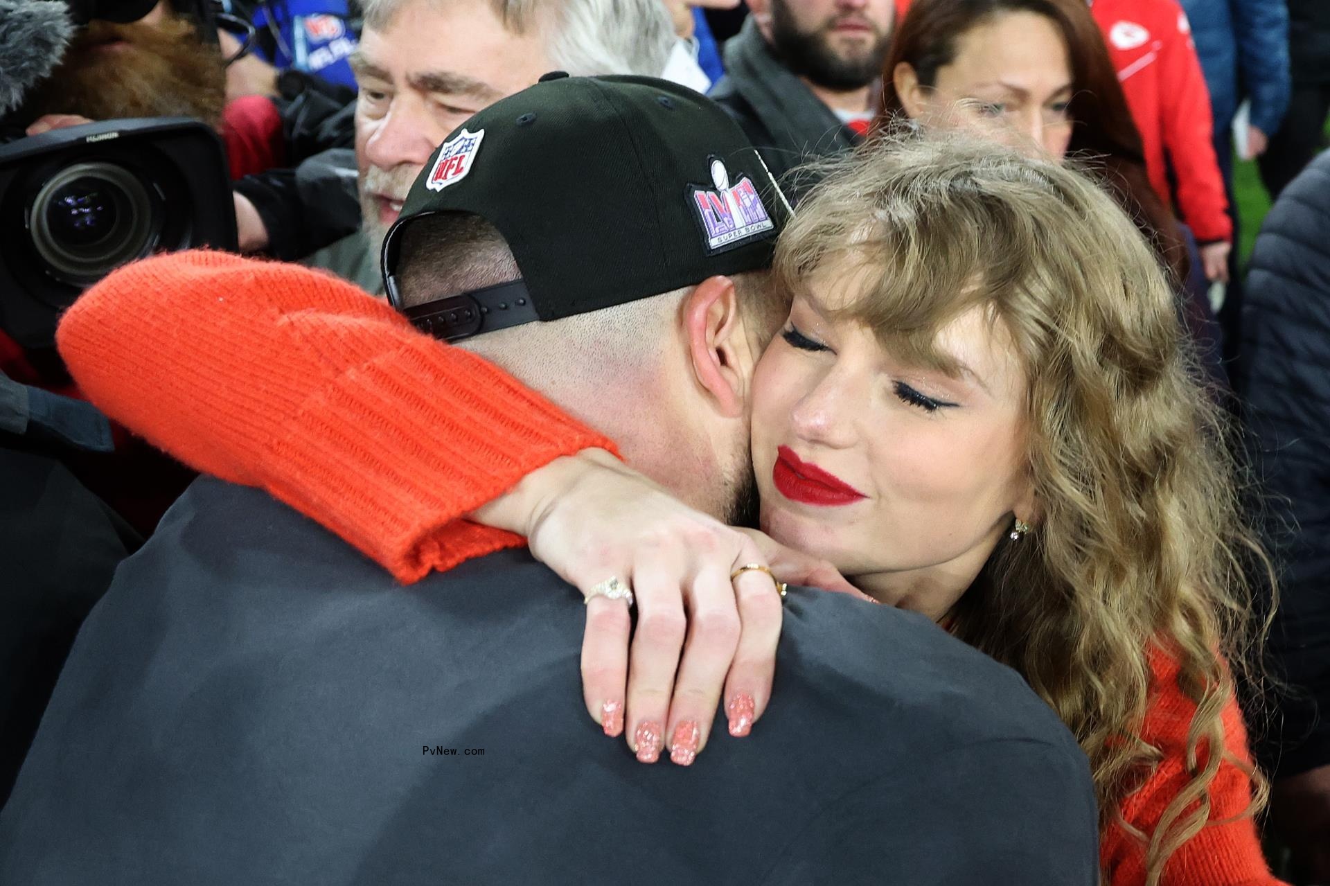 Taylor Swift live updat<i></i>es: Mad NFL fans, co<i></i>nspiracy theorists need to calm down, ‘should embrace the Travis and Tay-Tay story,’ GOP senator says