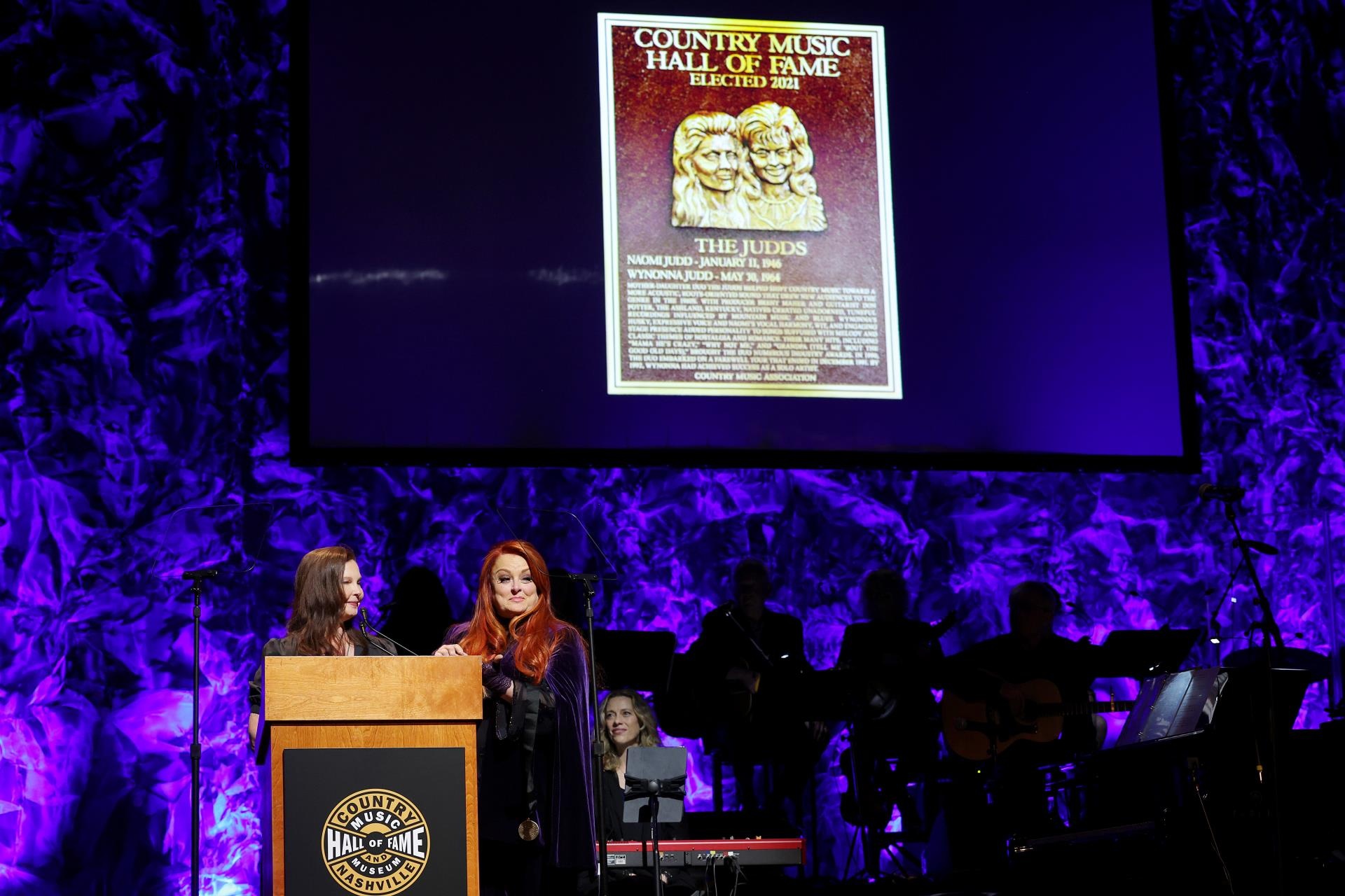 Judds Inducted Into Country Hall of Fame in Tearful Ceremony a Day After Naomi’s Death
