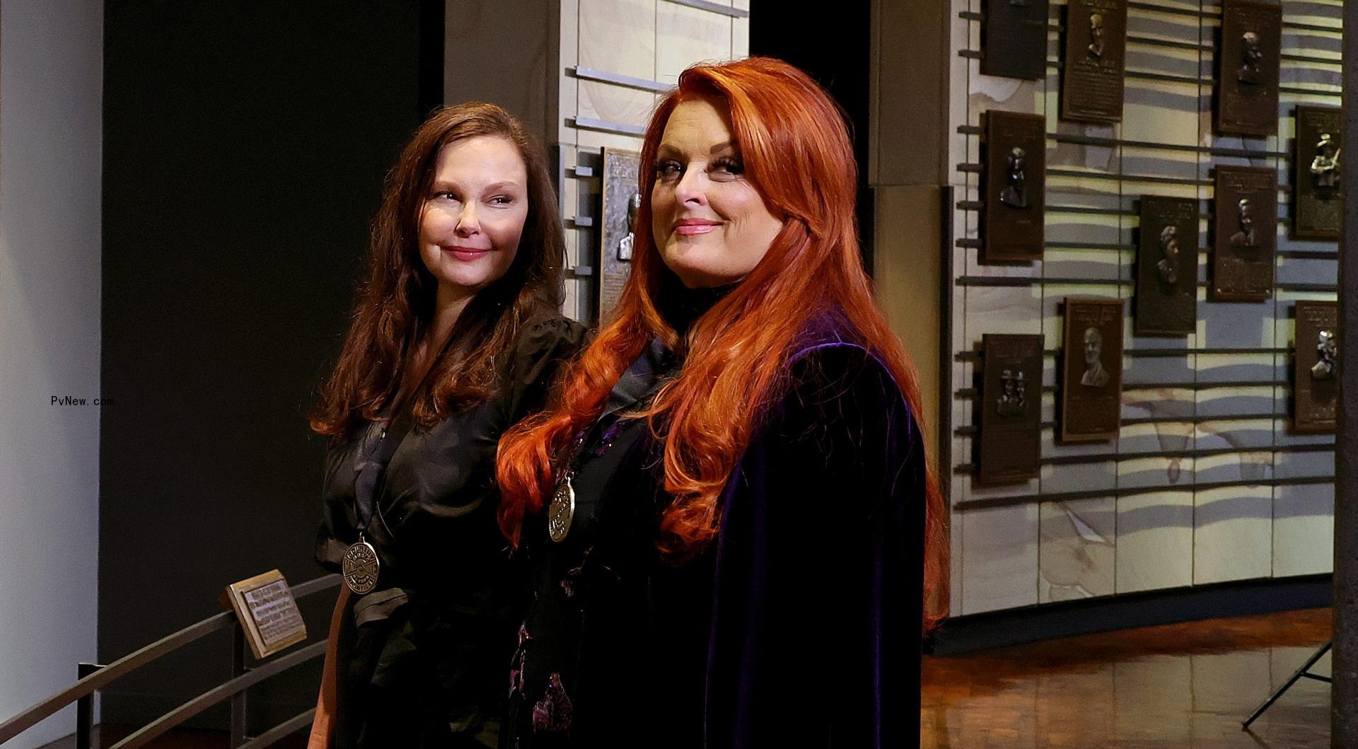 Judds Inducted Into Country Hall of Fame in Tearful Ceremony a Day After Naomi’s Death