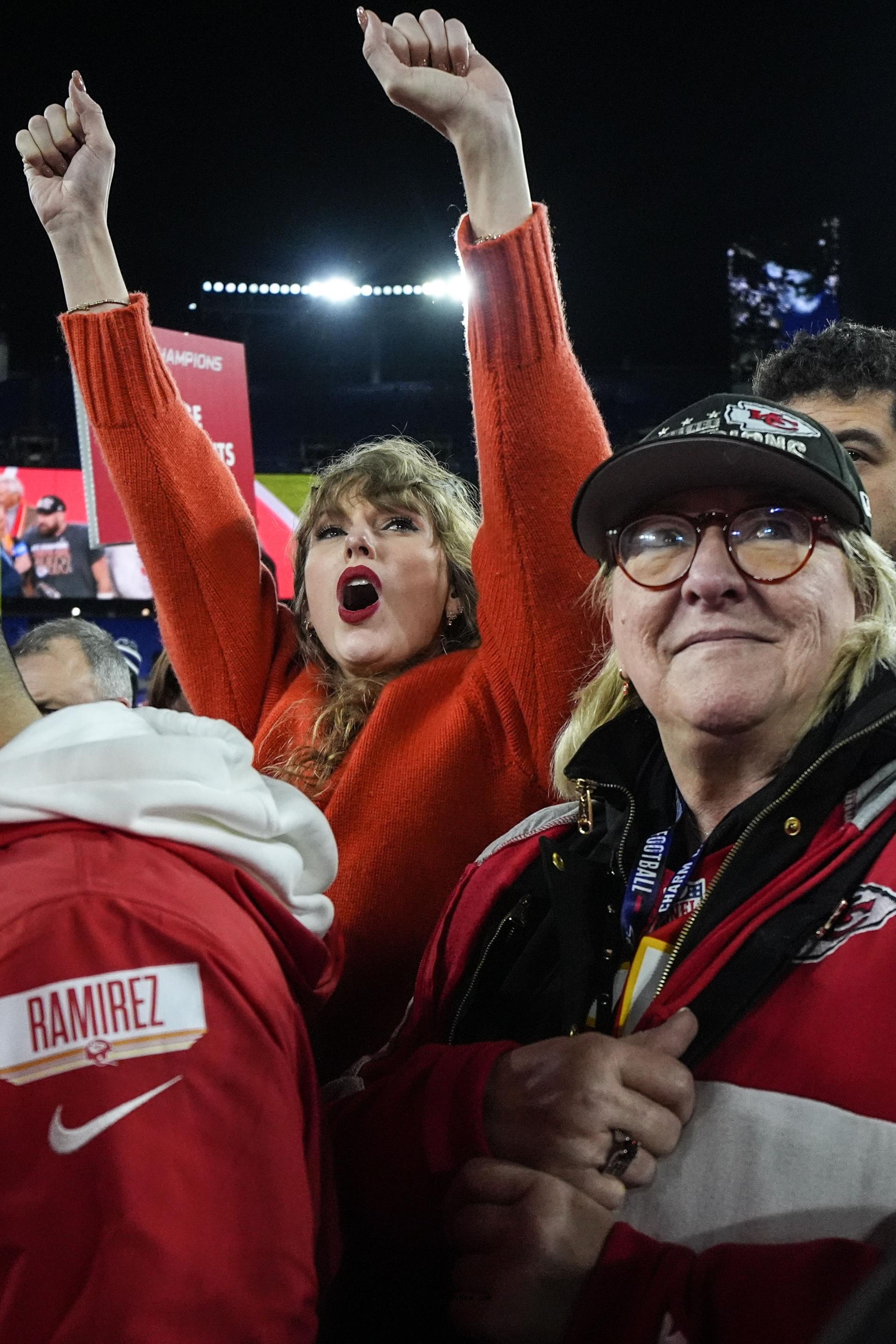 Taylor Swift with Do<i></i>nna Kelce