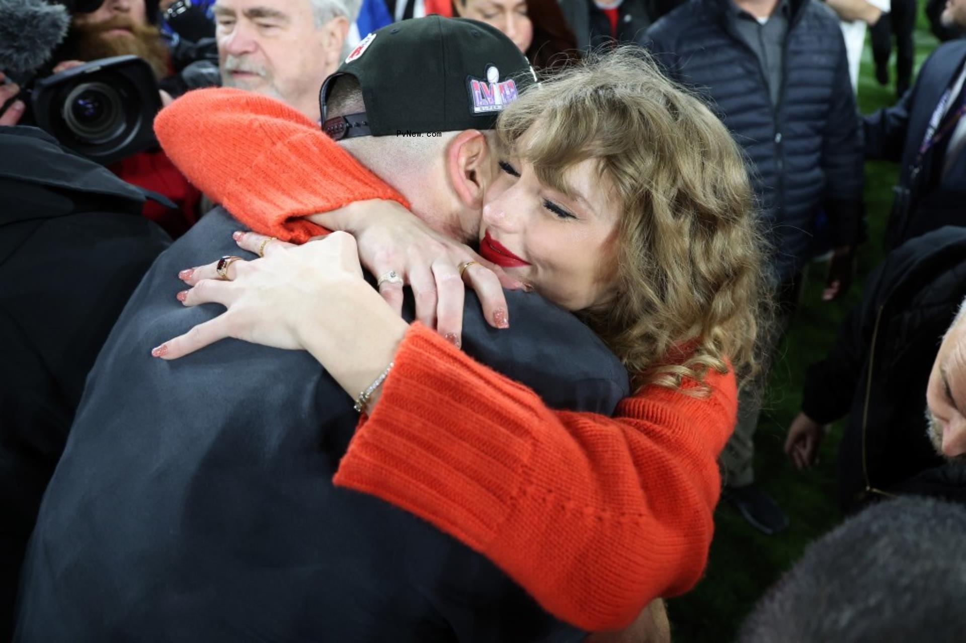 Taylor Swift hugging travis kelce