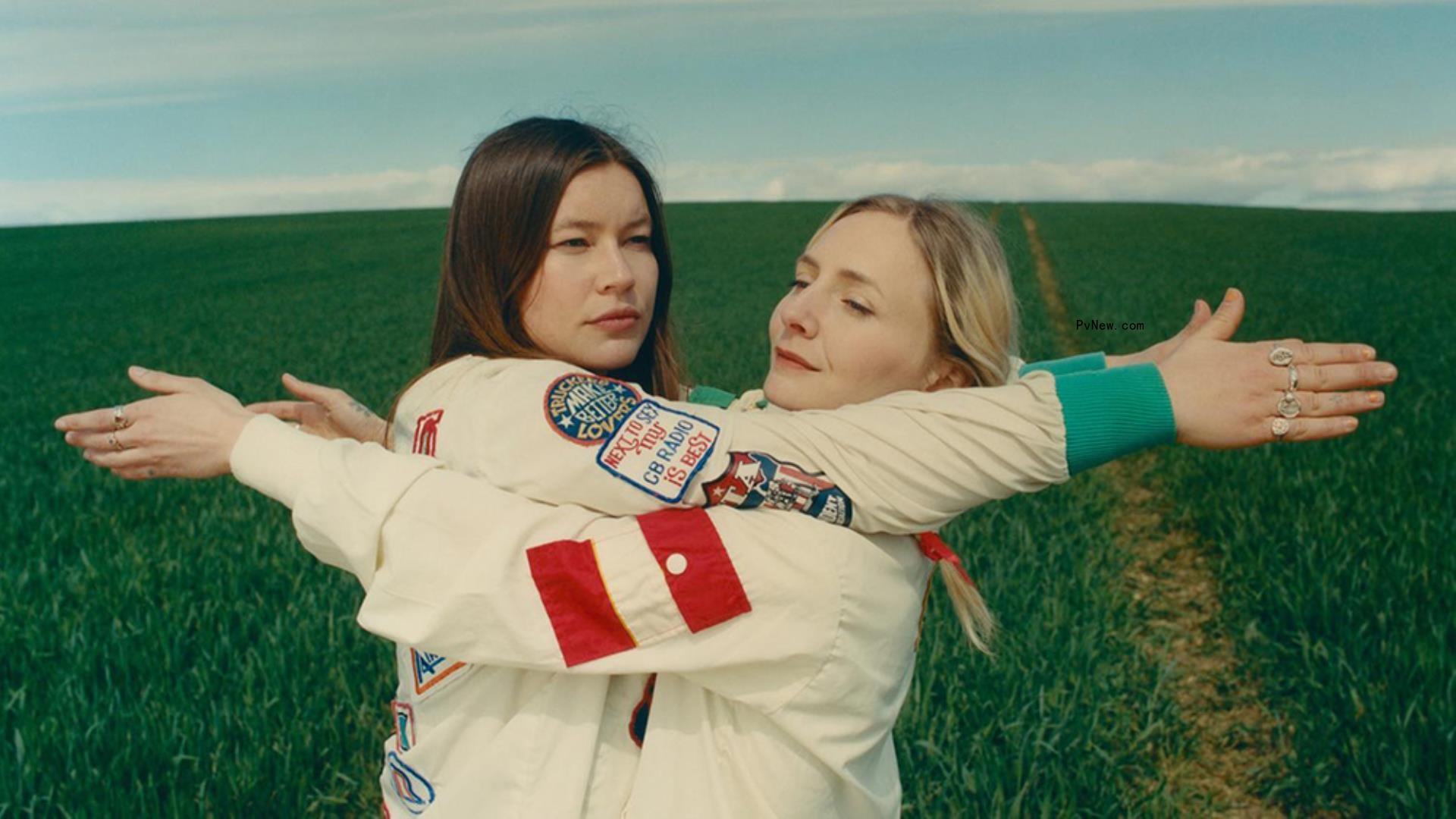 Brit Beat: Wet Leg Plays the Lo<i></i>ngue Game in the U.S. After Topping the U.K. Charts