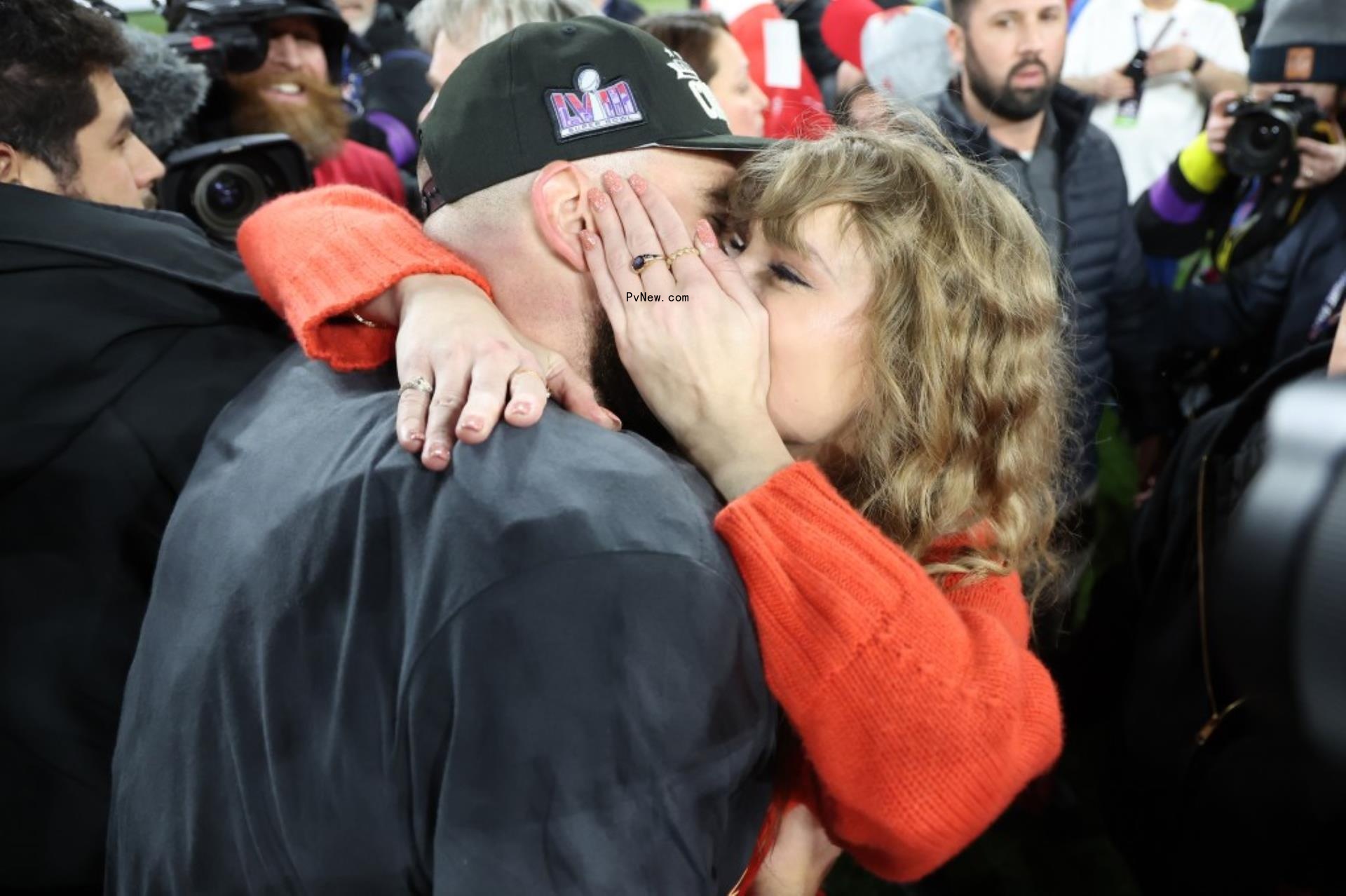 Travis Kelce and Taylor Swift kissing. 