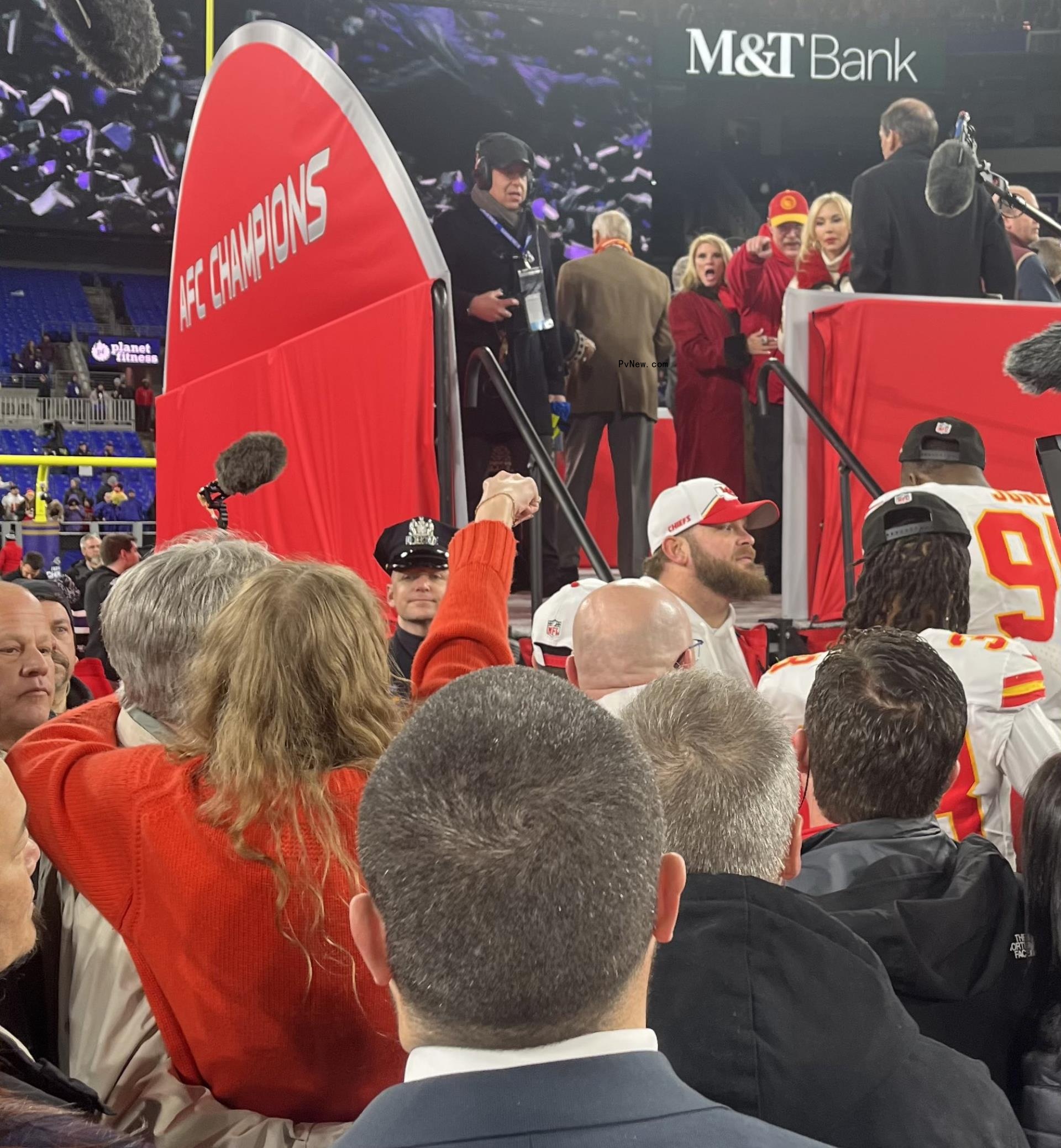 taylor swift and andy reid pointing at each other