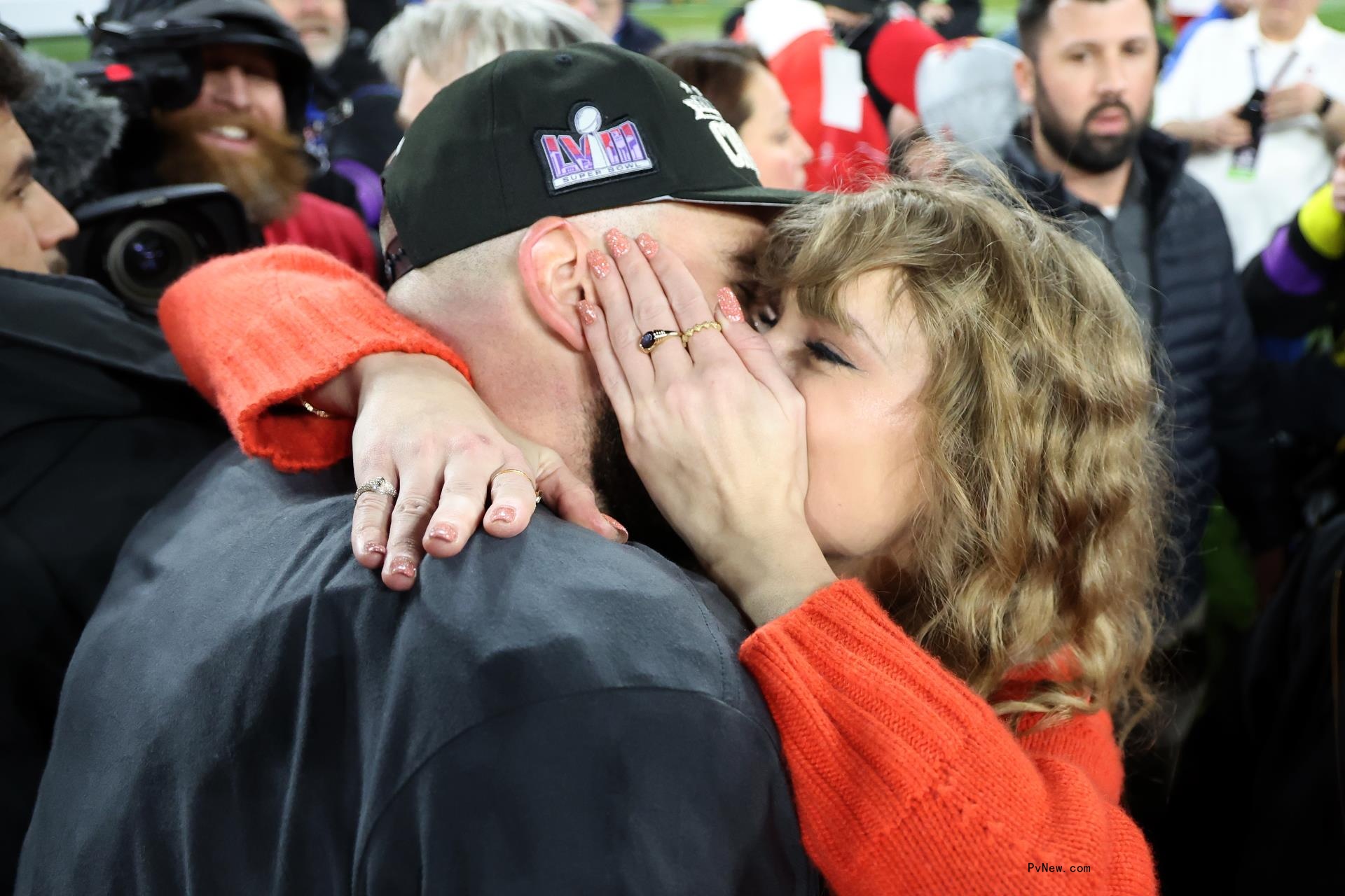 Travis Kelce and Taylor Swift kissing.