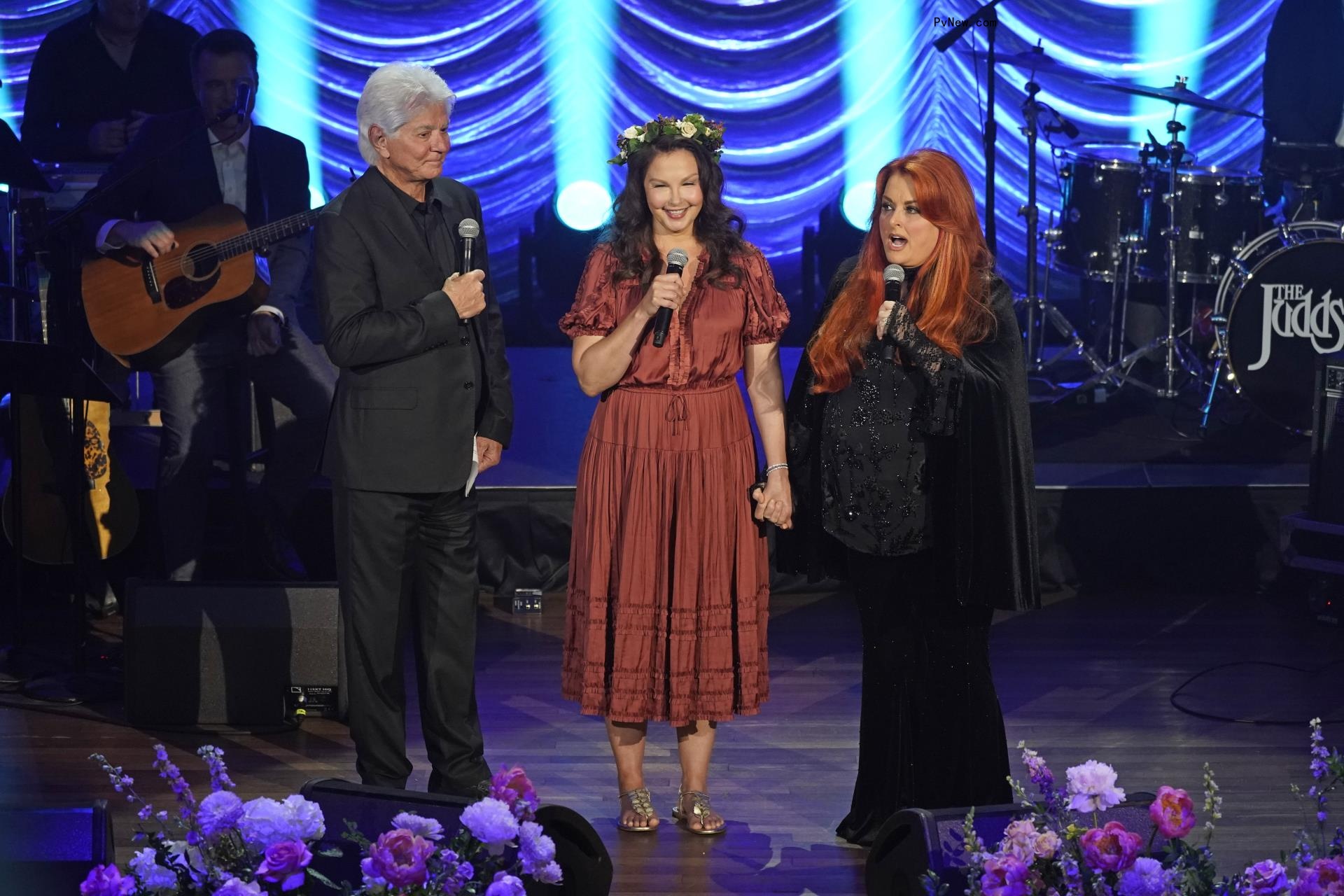 Naomi Judd Remembered at Emotio<i></i>nal ‘Celebration’ by Wyno<i></i>nna and Ashley, Brandi Carlile, Bono, Oprah, Emmylou Harris and Others