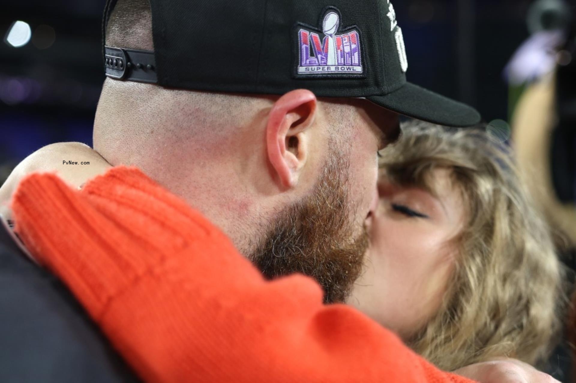 travis kelce and taylor swift kissing