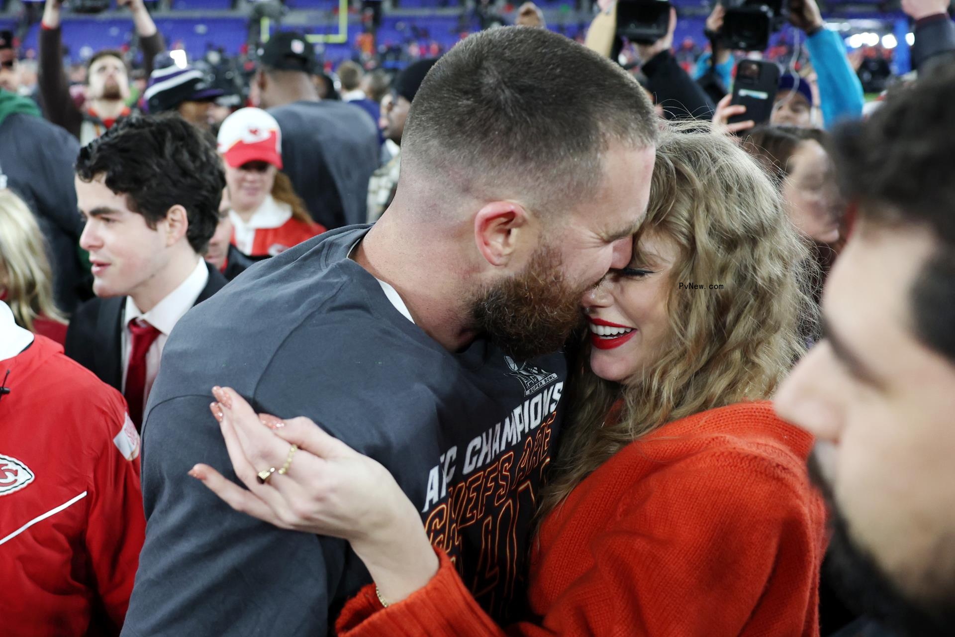 Travis Kelce kissing Taylor Swift
