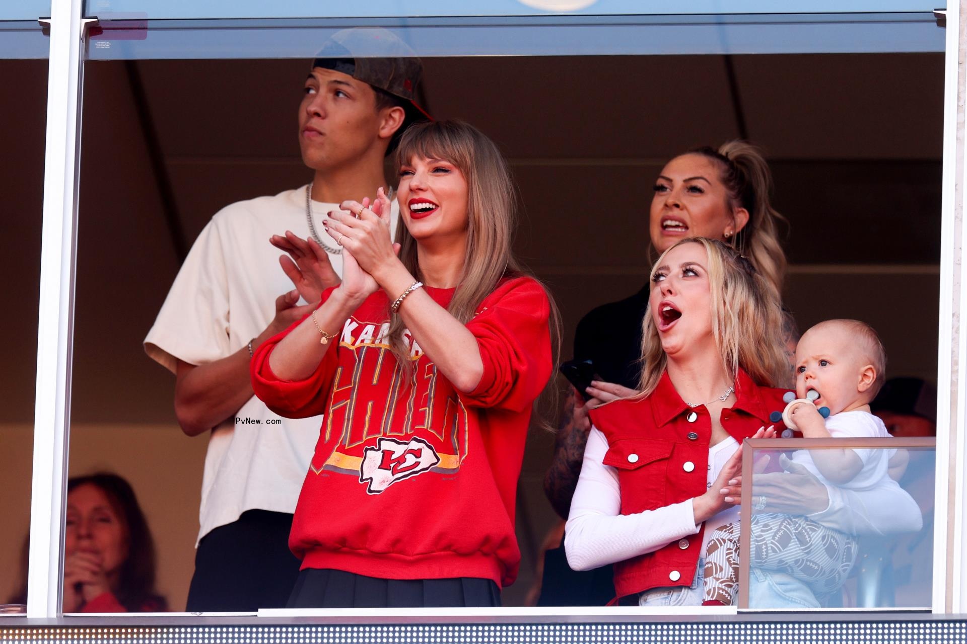 Taylor Swift's Wove tennis bracelet