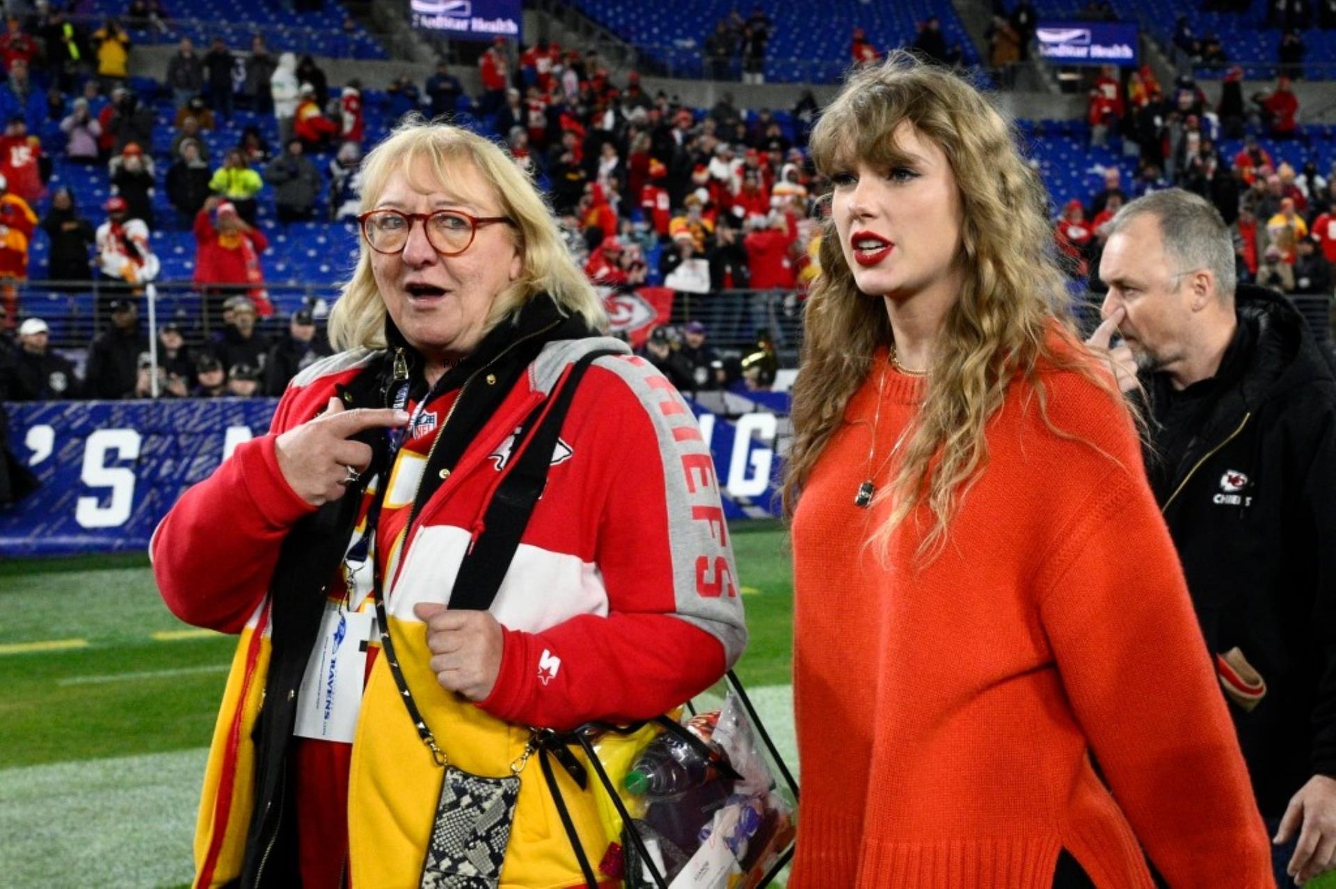Do<i></i>nna Kelce and Taylor Swift walk on a football field