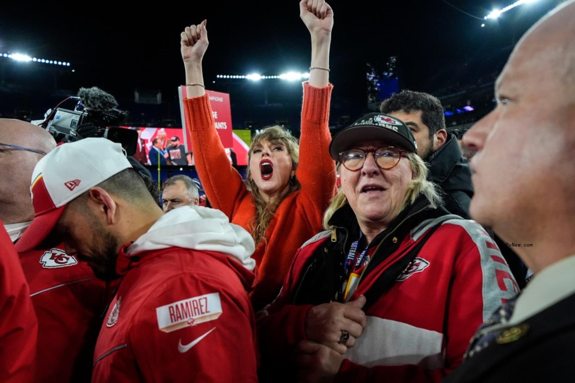 Taylor Swift cheers next to Do<i></i>nna Kelce 
