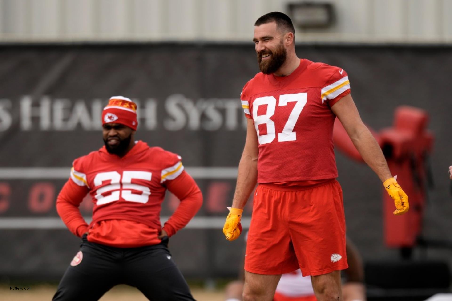 Travis Kelce practicing.